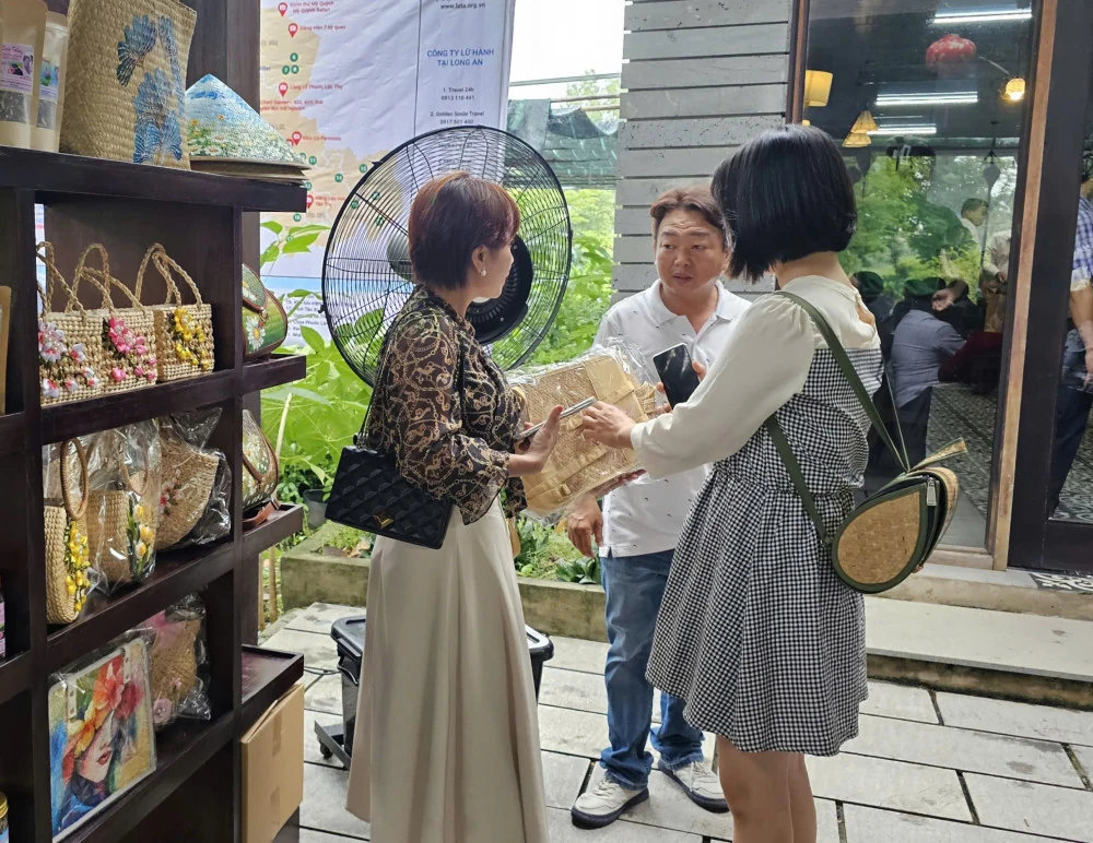 Bóng dáng quê hương qua từng sợi cỏ bàng