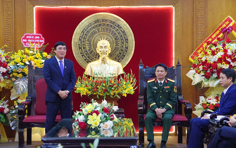 Secretary of the Provincial Party Committee Bui Minh Chau congratulates the Provincial Military Command on the occasion of the 80th Anniversary of the Founding of the Vietnam People’s Army.