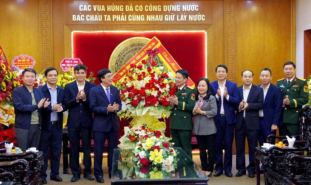 Secretary of the Provincial Party Committee Bui Minh Chau congratulates the Provincial Military Command on the occasion of the 80th Anniversary of the Founding of the Vietnam People’s Army.