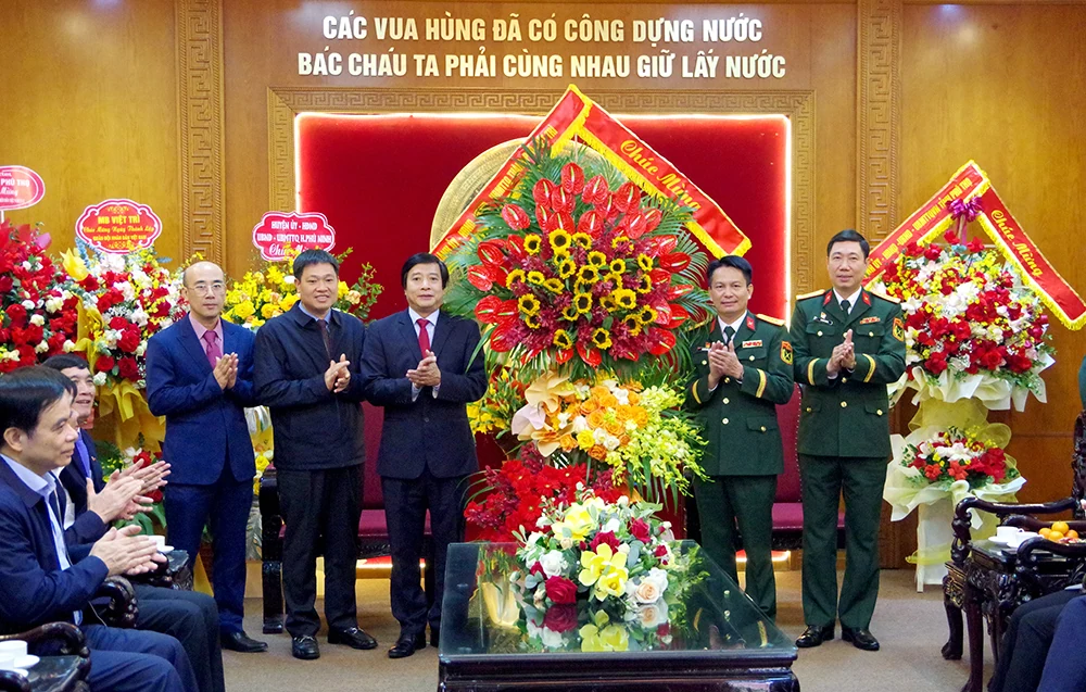 Secretary of the Provincial Party Committee Bui Minh Chau congratulates the Provincial Military Command on the occasion of the 80th Anniversary of the Founding of the Vietnam People’s Army.