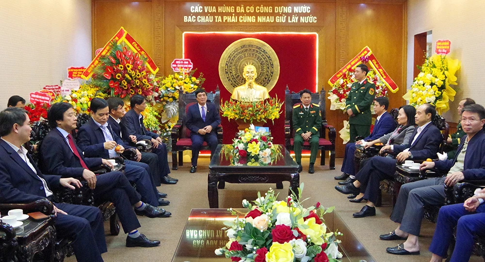 Secretary of the Provincial Party Committee Bui Minh Chau congratulates the Provincial Military Command on the occasion of the 80th Anniversary of the Founding of the Vietnam People’s Army.