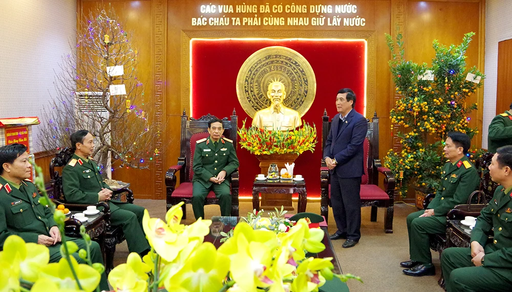 General Phan Van Giang visits and works with the Provincial Military Command
