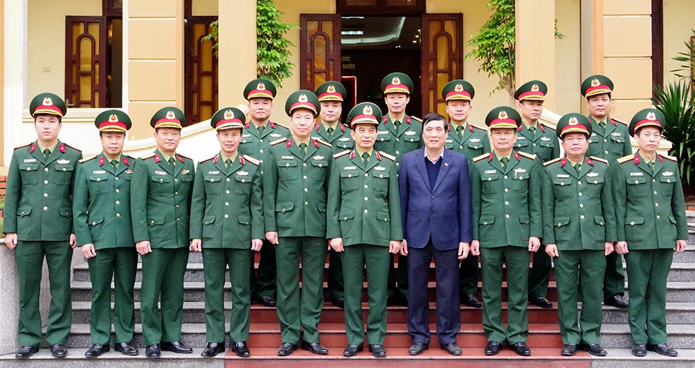 General Phan Van Giang visits and works with the Provincial Military Command