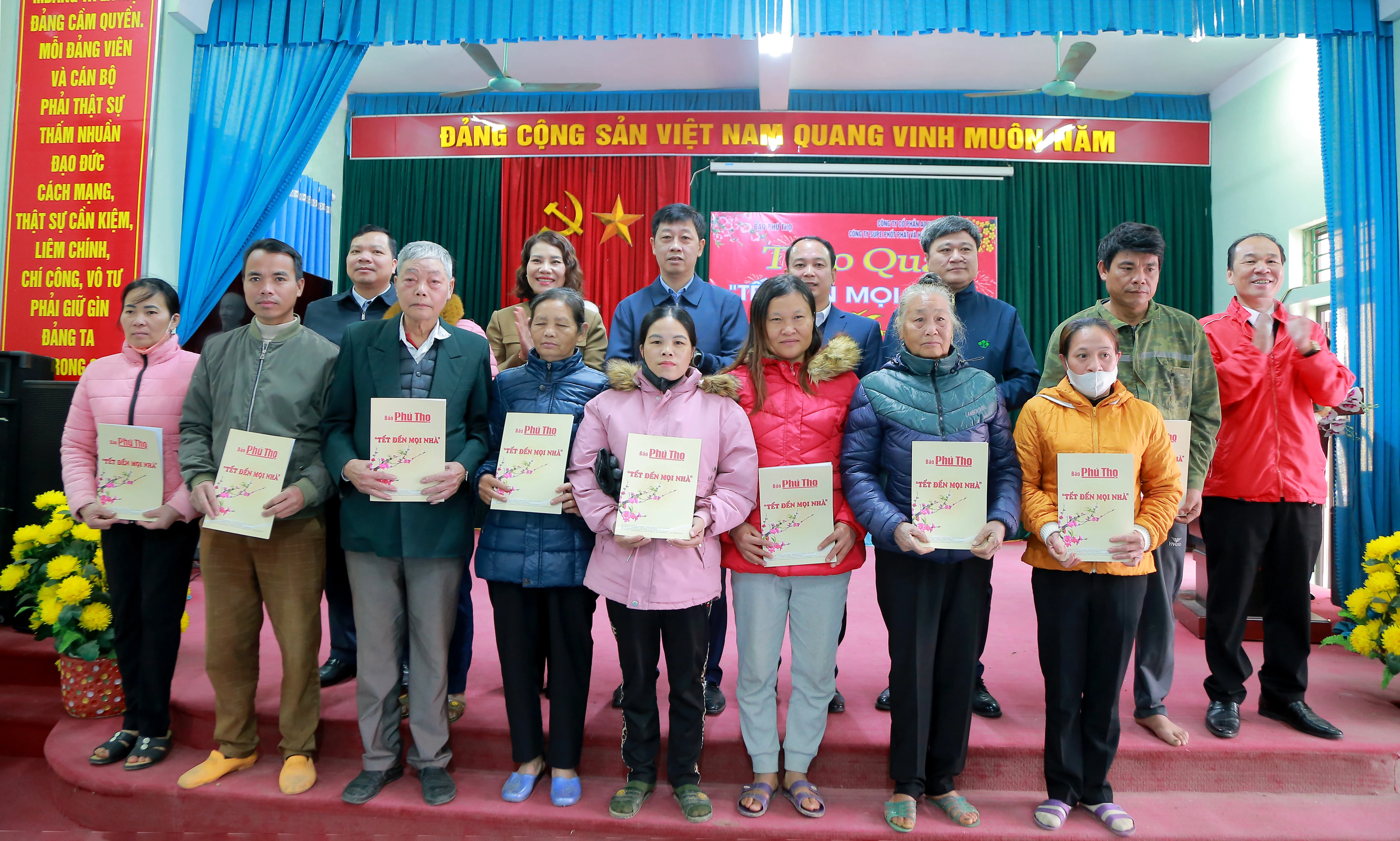 Trao quà “Tết đến mọi nhà” tại huyện Yên Lập