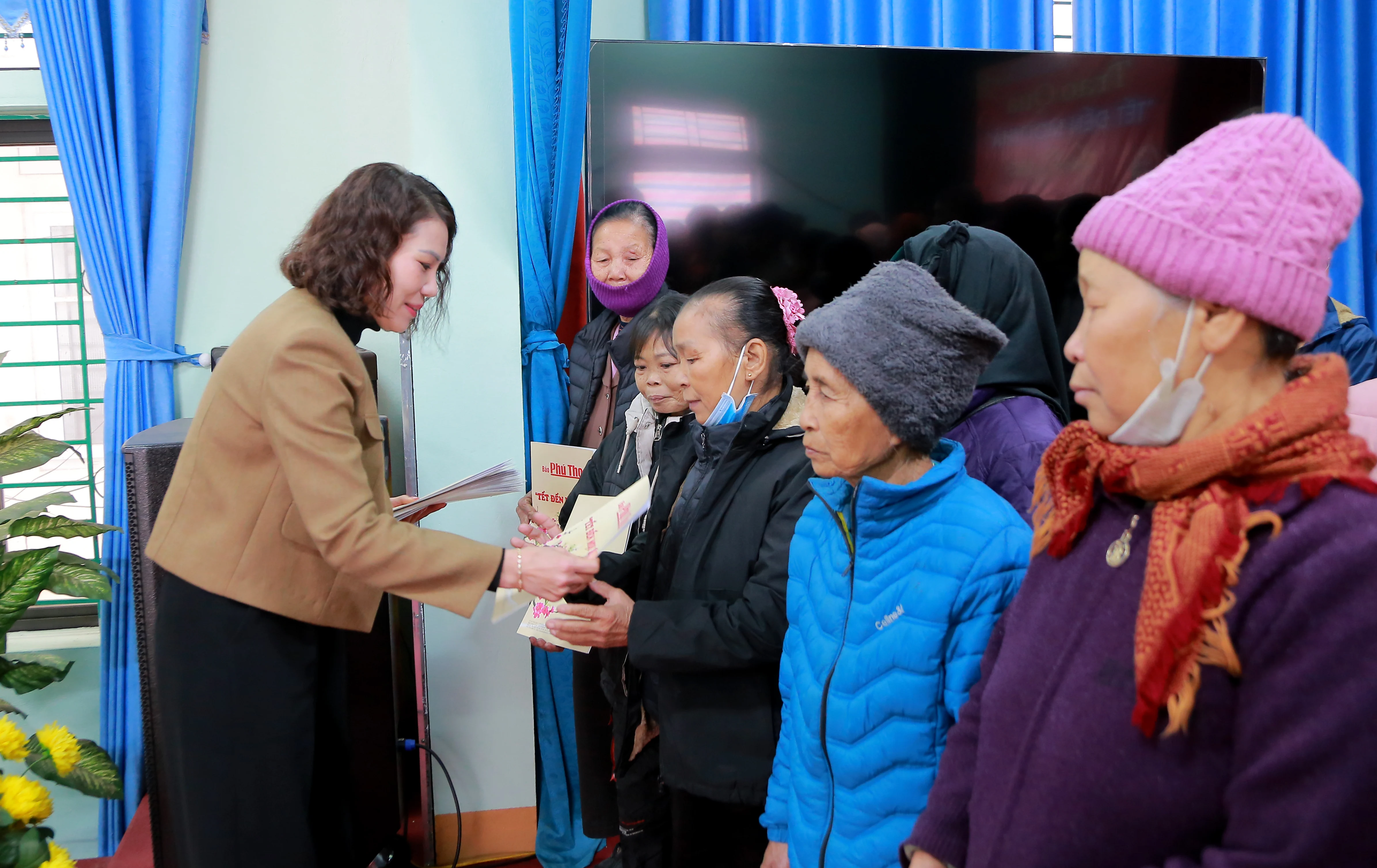 Trao quà “Tết đến mọi nhà” tại huyện Yên Lập