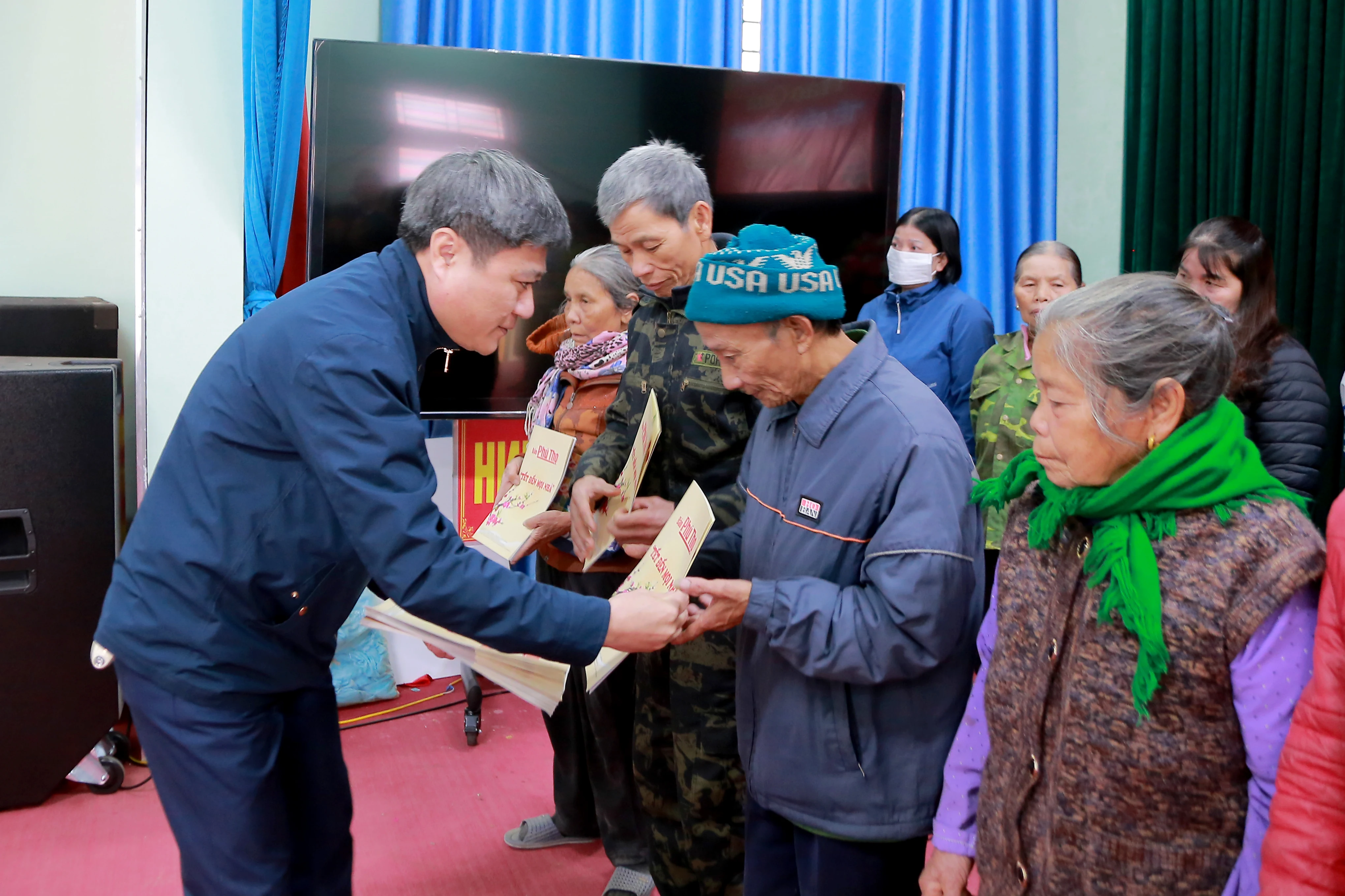 Trao quà “Tết đến mọi nhà” tại huyện Yên Lập