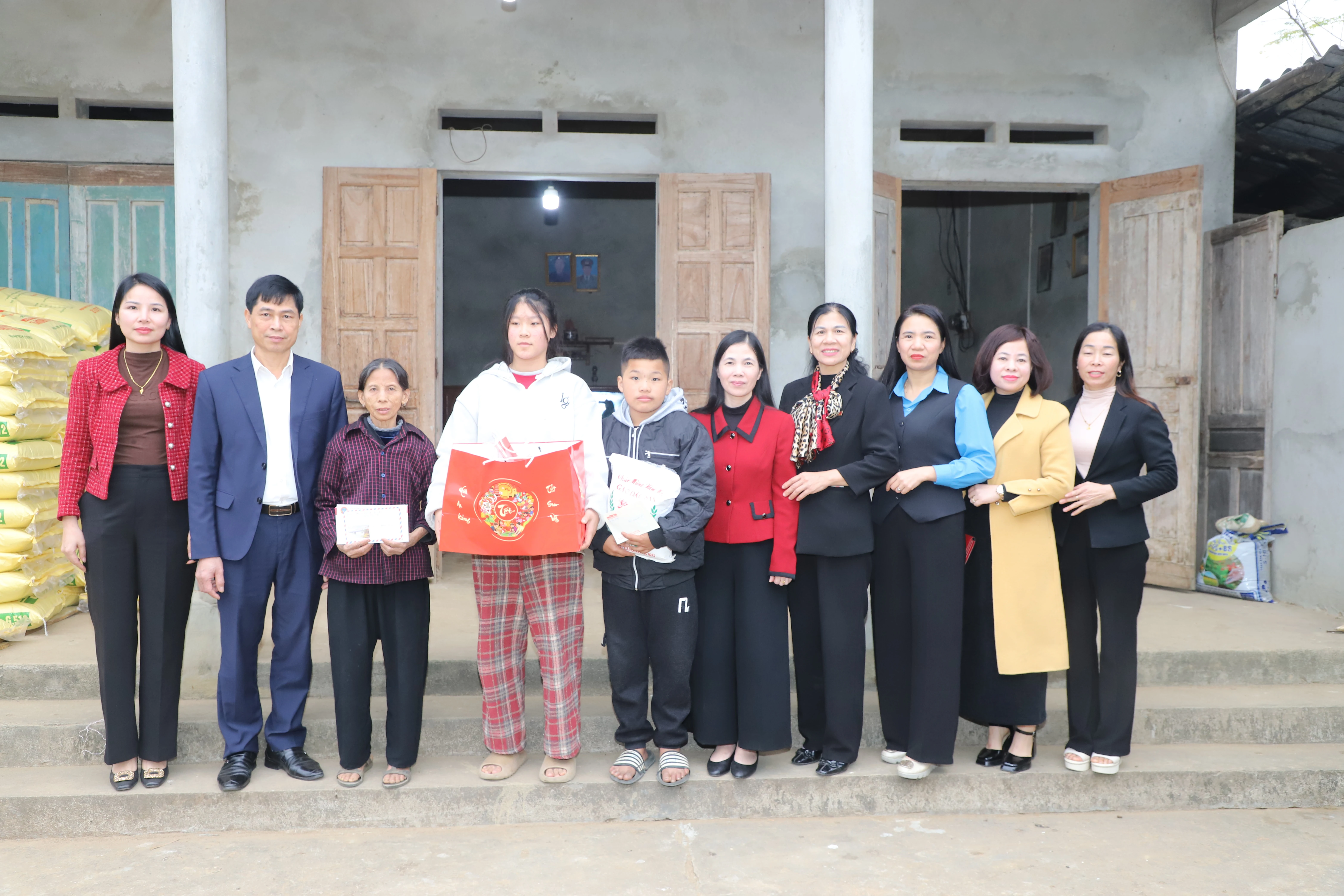 Trao quà “Tết đến mọi nhà” tại huyện Phù Ninh