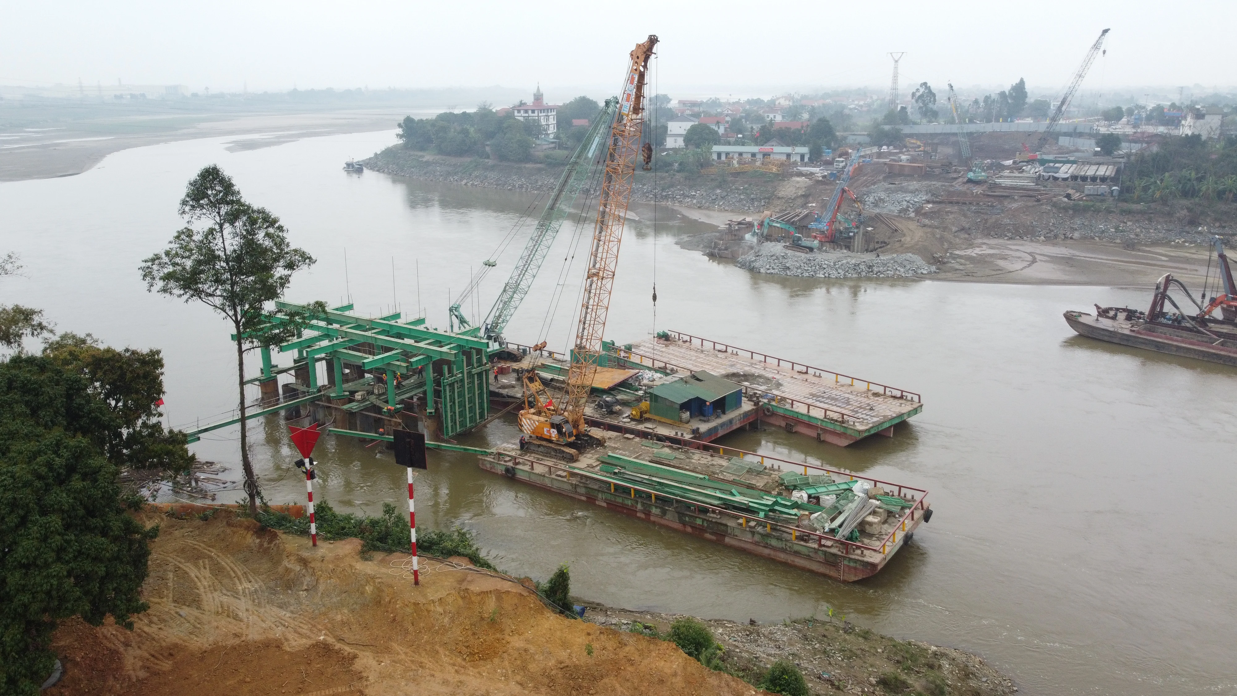 Trên công trường thi công cầu Phong Châu mới