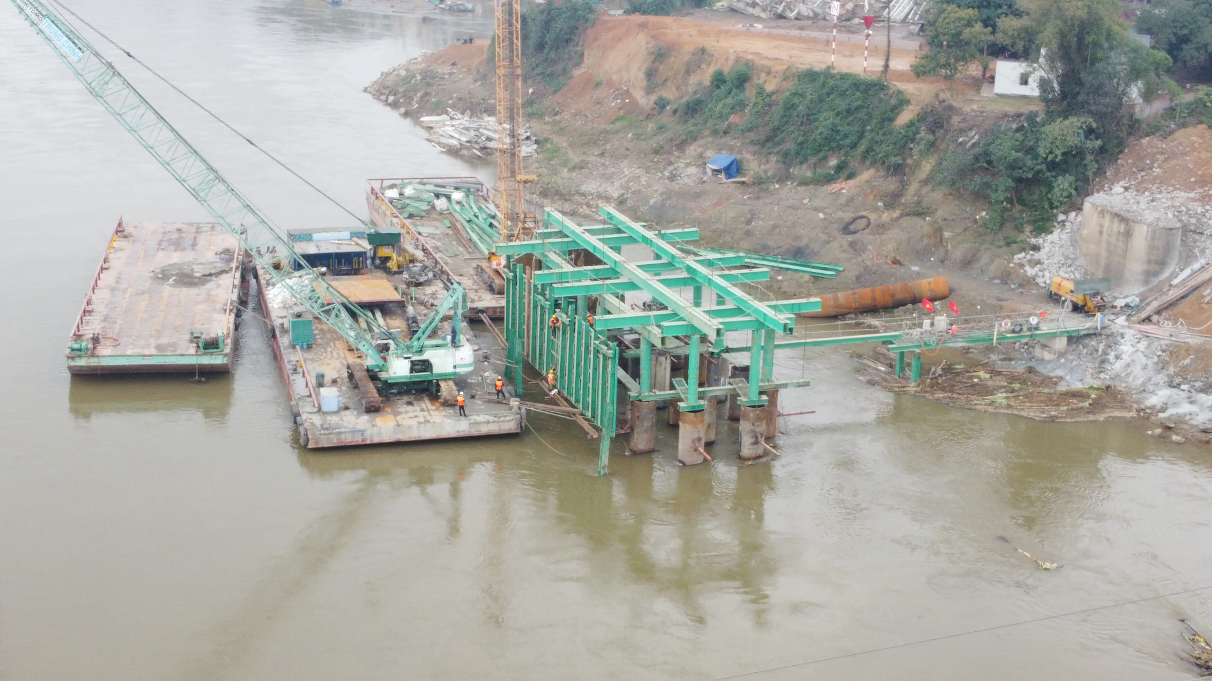 Trên công trường thi công cầu Phong Châu mới