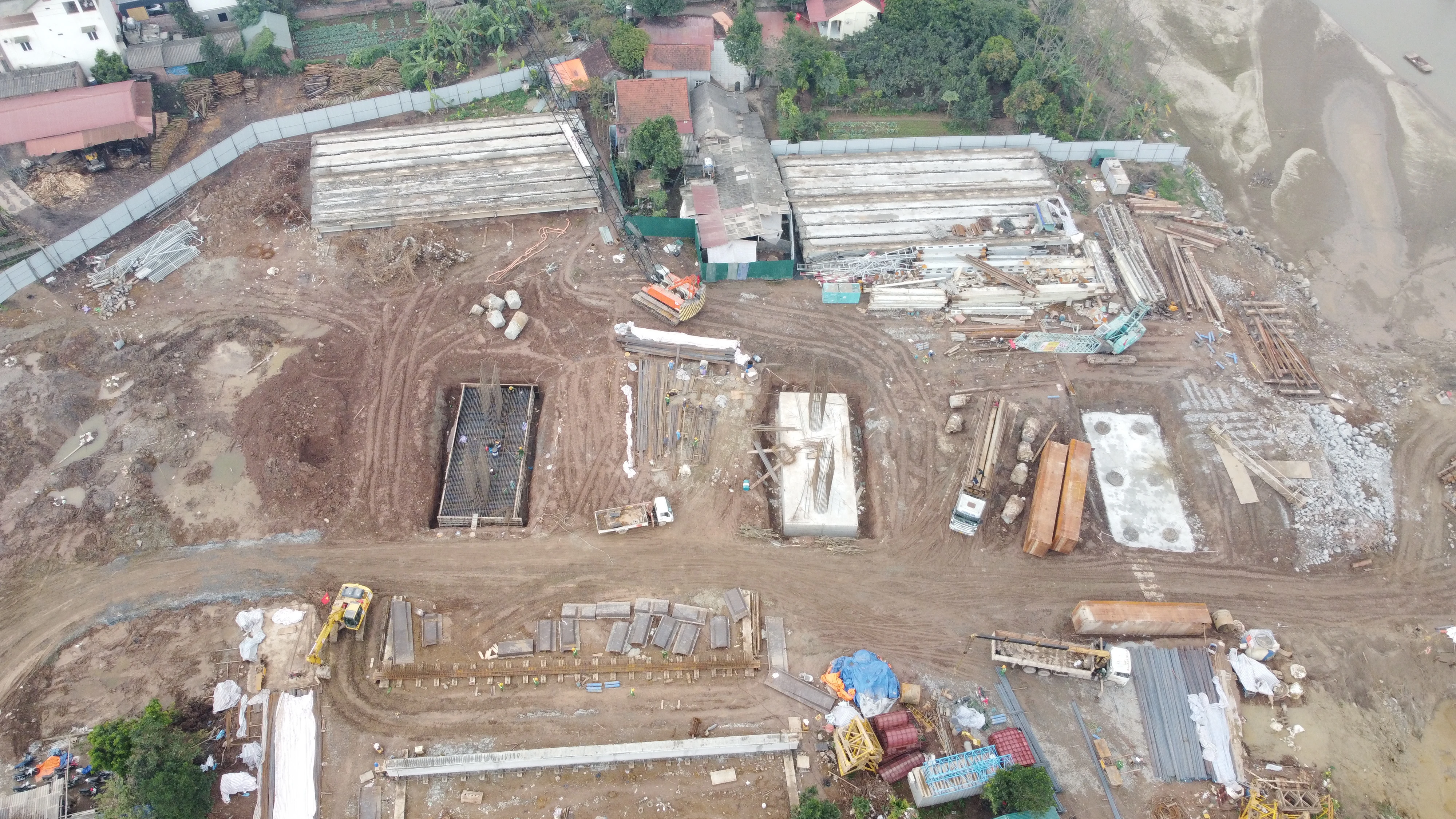 Trên công trường thi công cầu Phong Châu mới