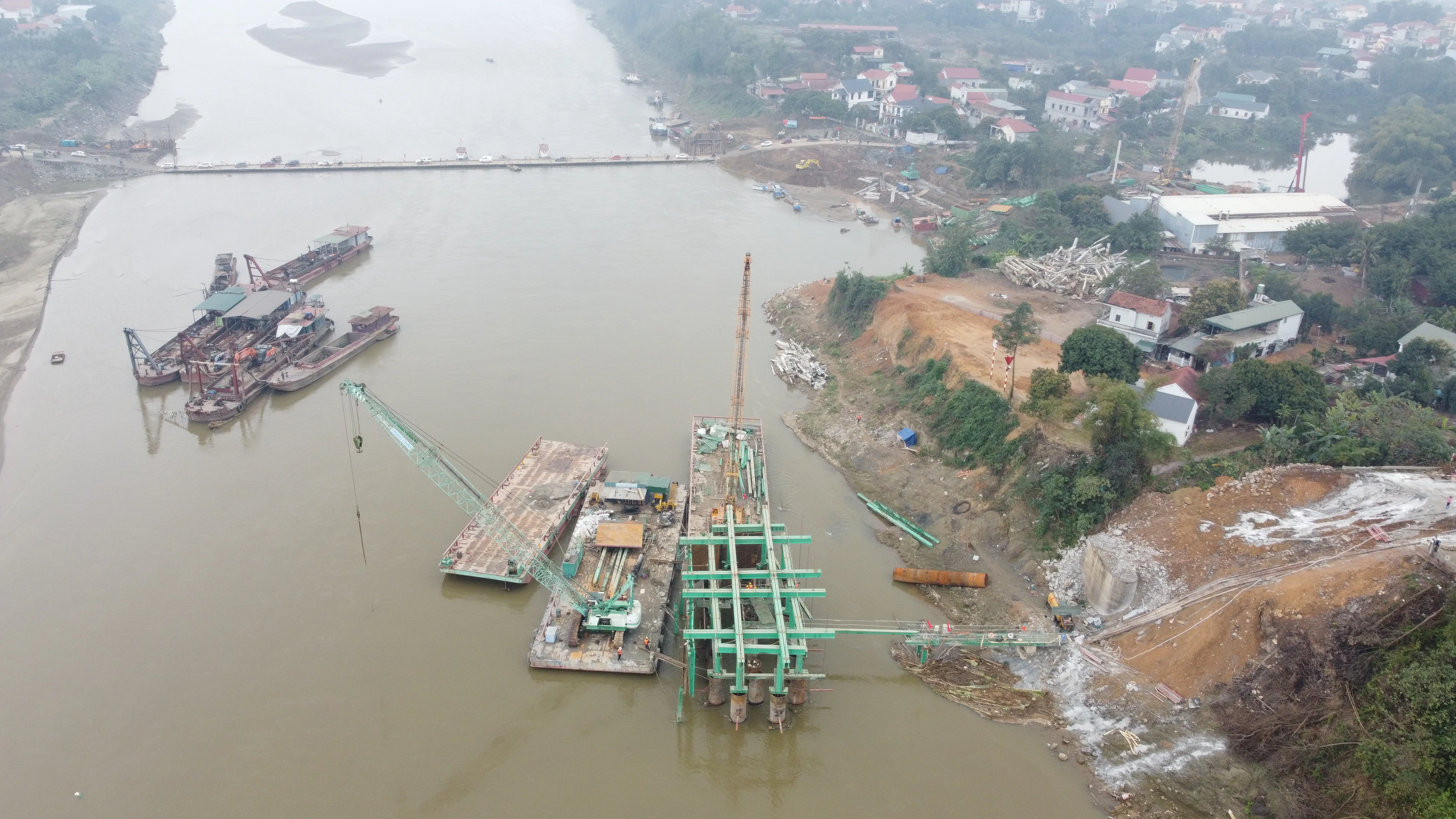 Trên công trường thi công cầu Phong Châu mới
