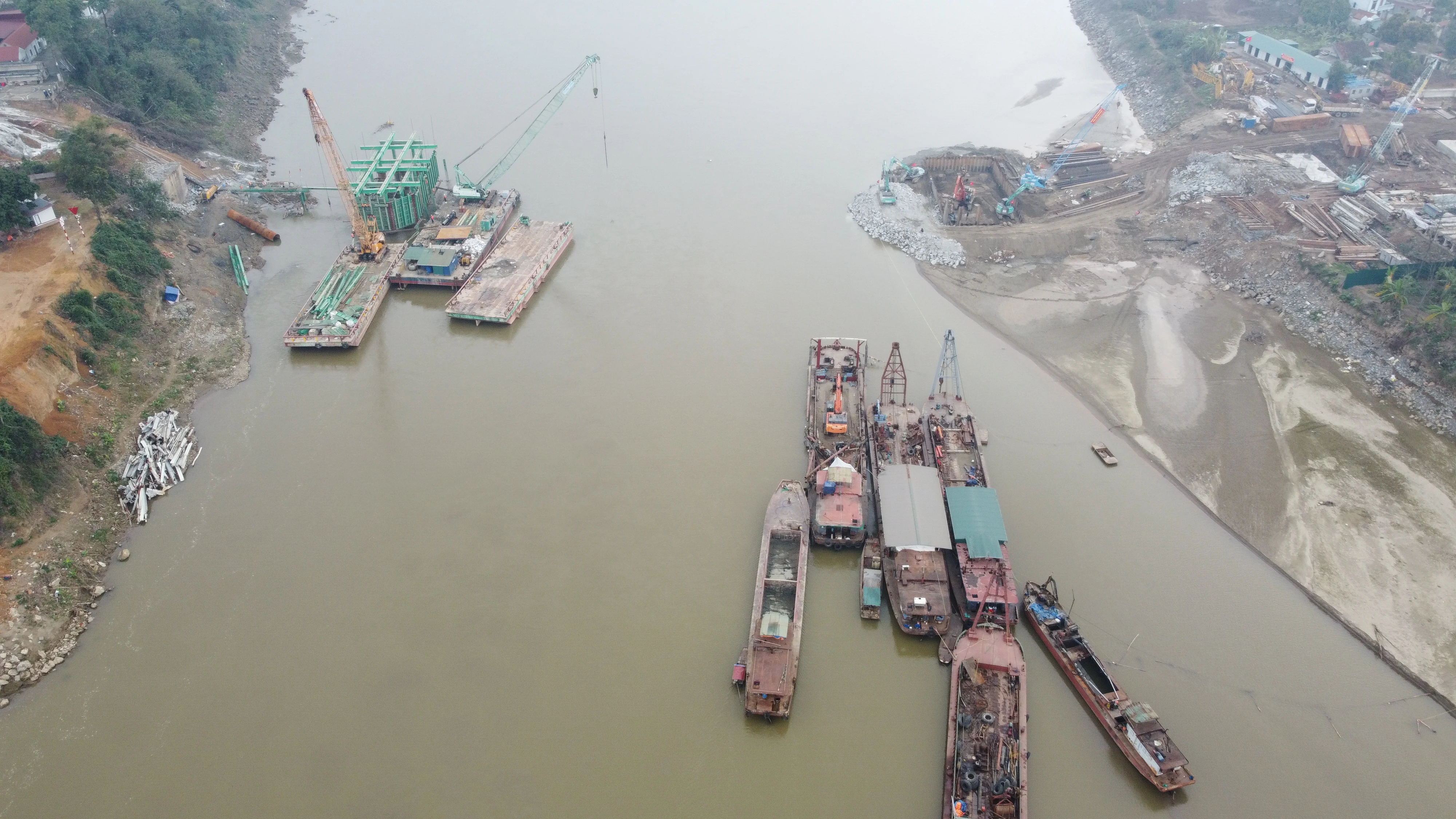 Trên công trường thi công cầu Phong Châu mới