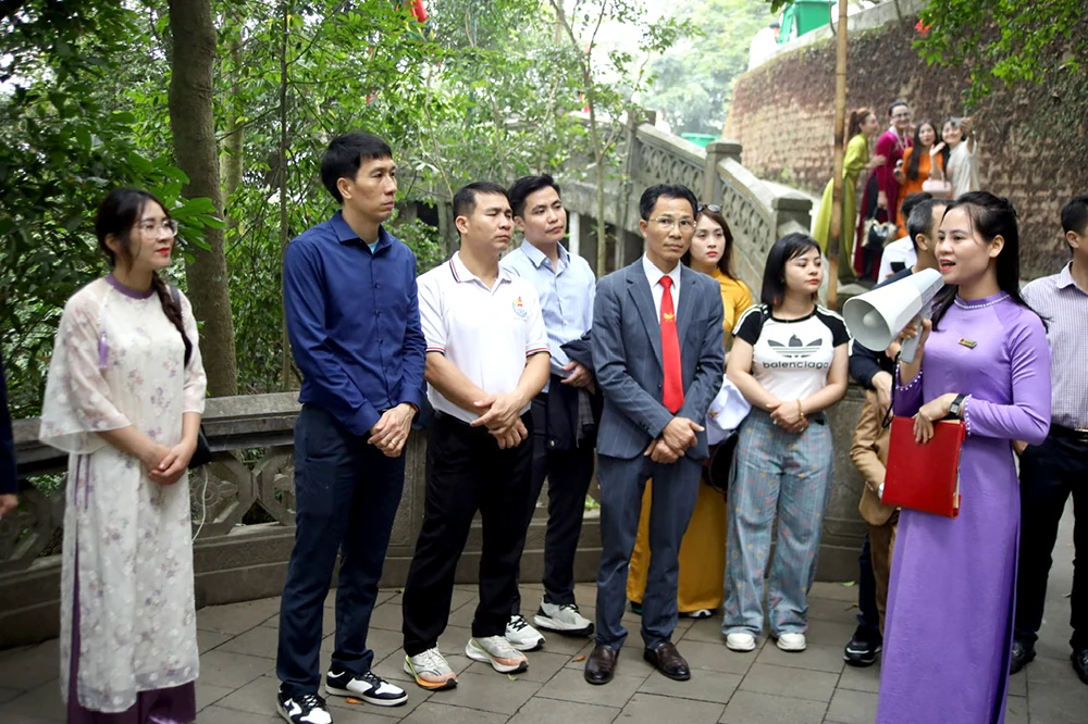 “Cultural Ambassadors” at Hung King Temple