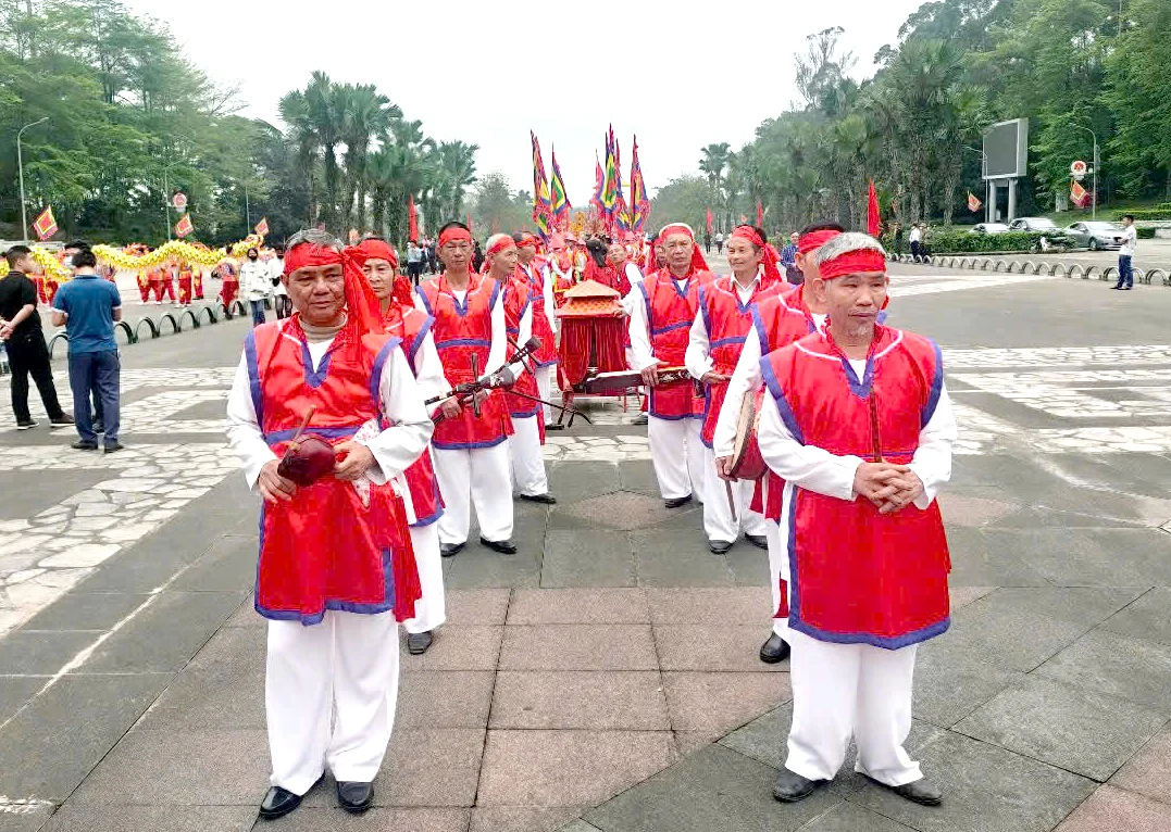 The Distinctive Hy Cuong Palanquin Procession