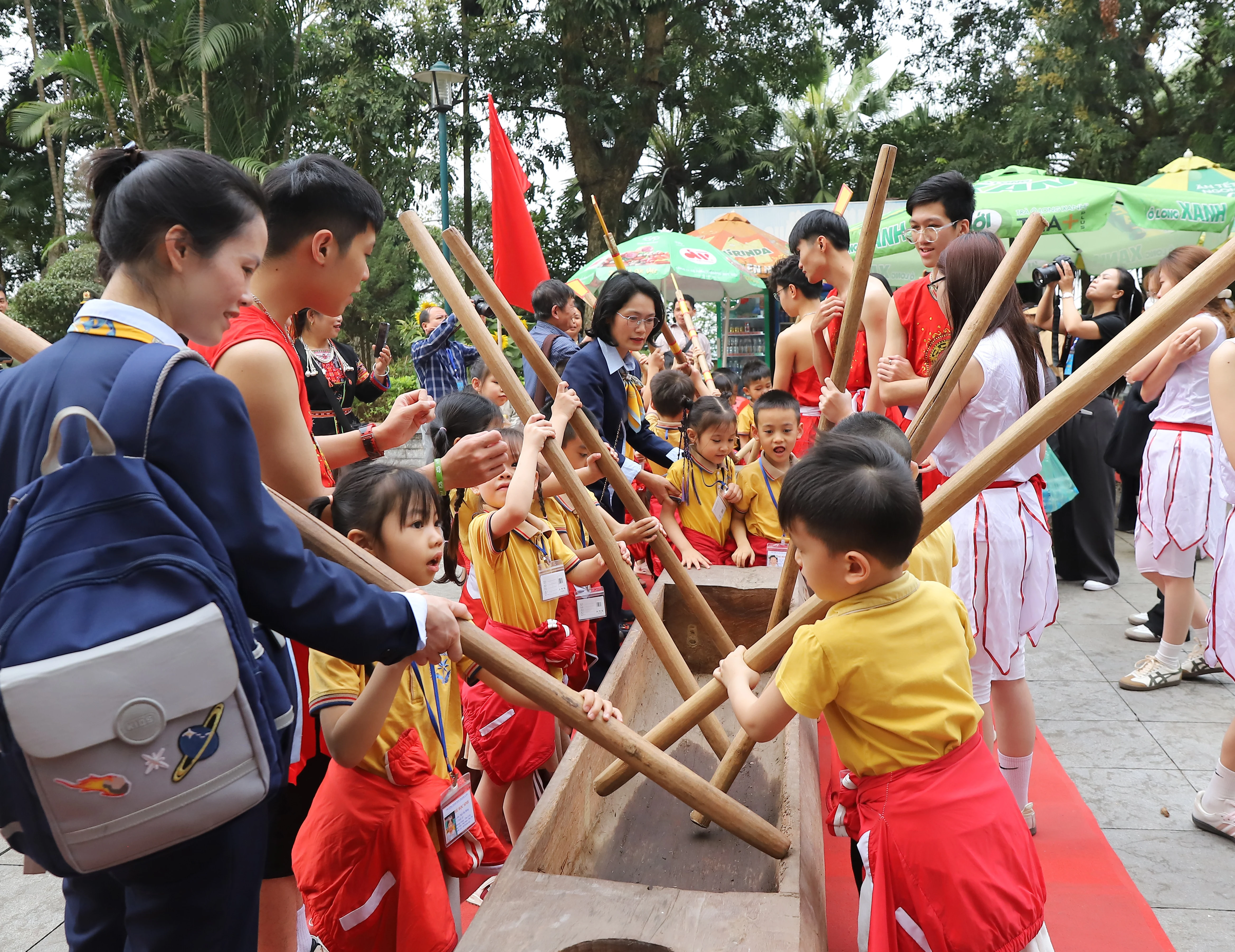 Bronze drum beating and bamboo pole stabbing performances for Hung Kings Commemoration Day