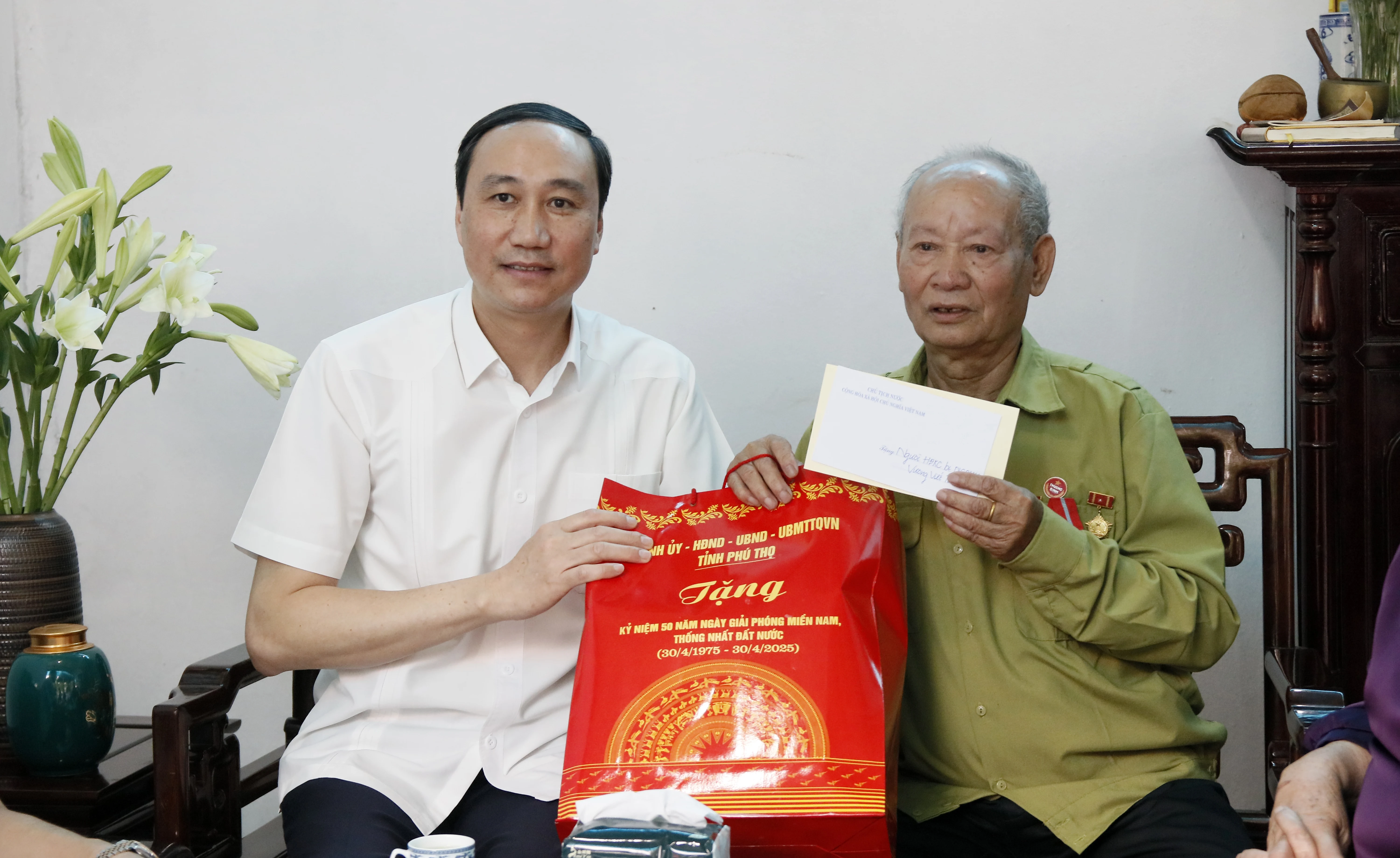 The Standing Deputy Secretary of the Povincial Party Committee presents gifts to people with meritorious services and relatives of martyrs