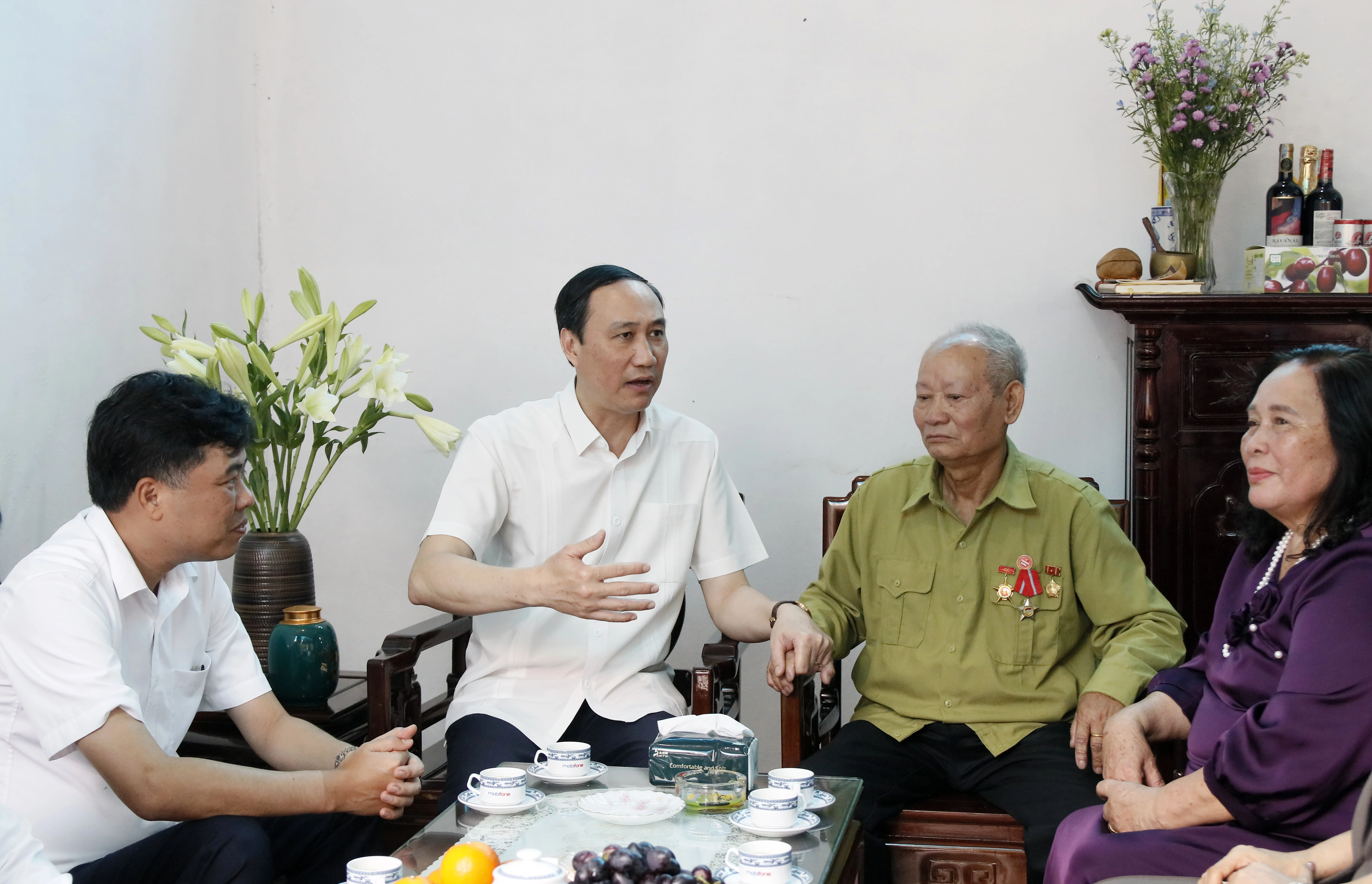 The Standing Deputy Secretary of the Povincial Party Committee presents gifts to people with meritorious services and relatives of martyrs