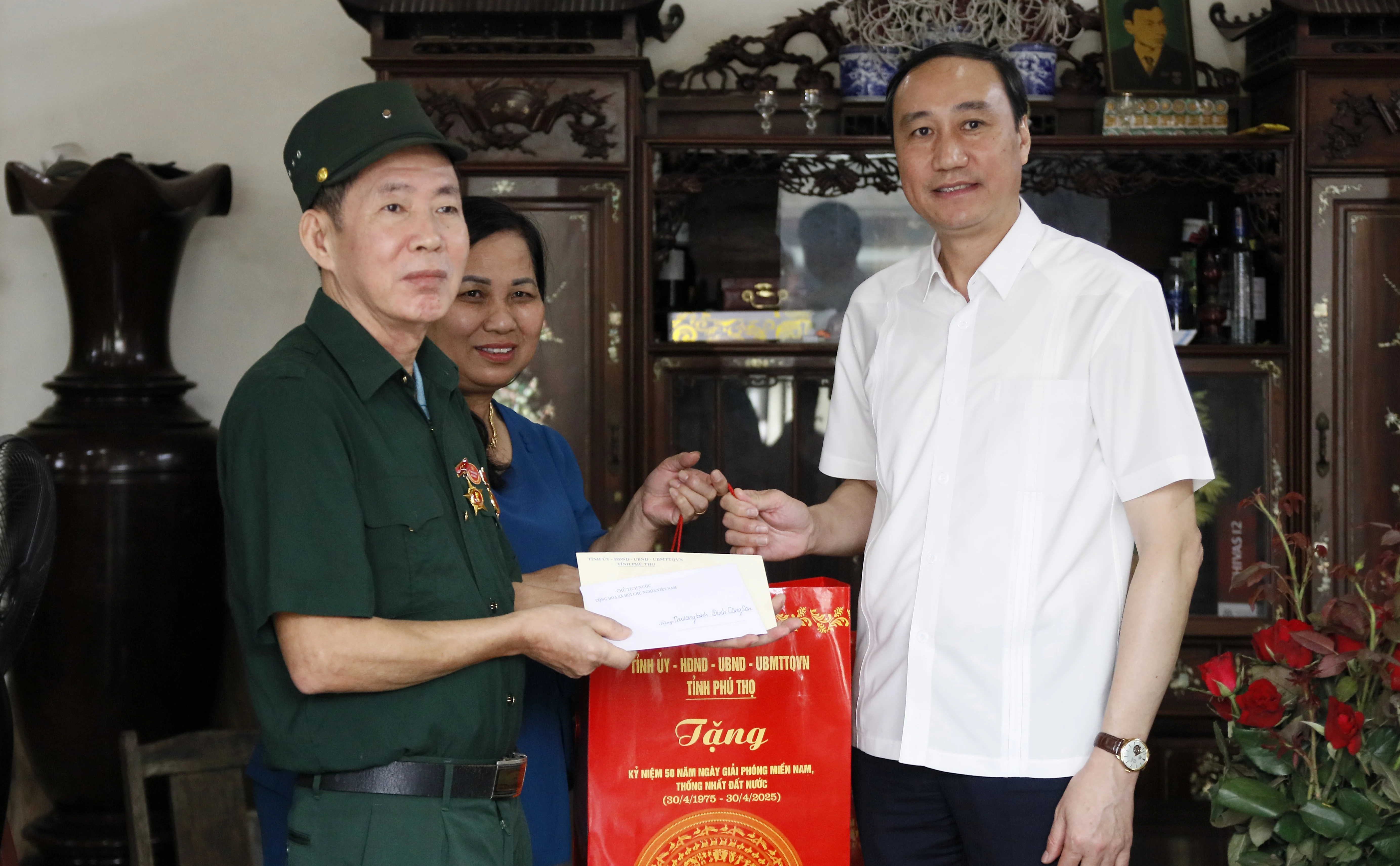 The Standing Deputy Secretary of the Povincial Party Committee presents gifts to people with meritorious services and relatives of martyrs