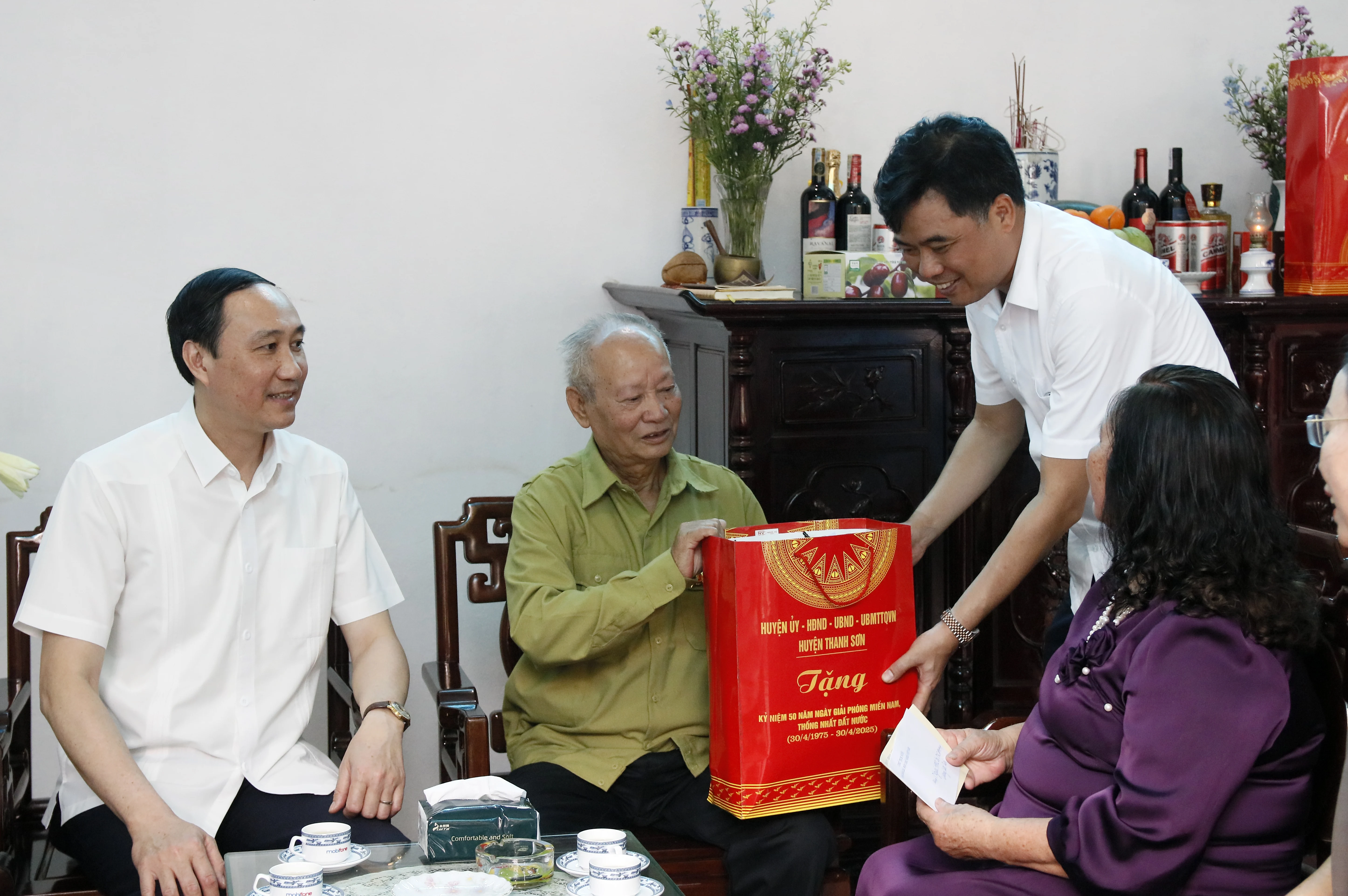 The Standing Deputy Secretary of the Povincial Party Committee presents gifts to people with meritorious services and relatives of martyrs