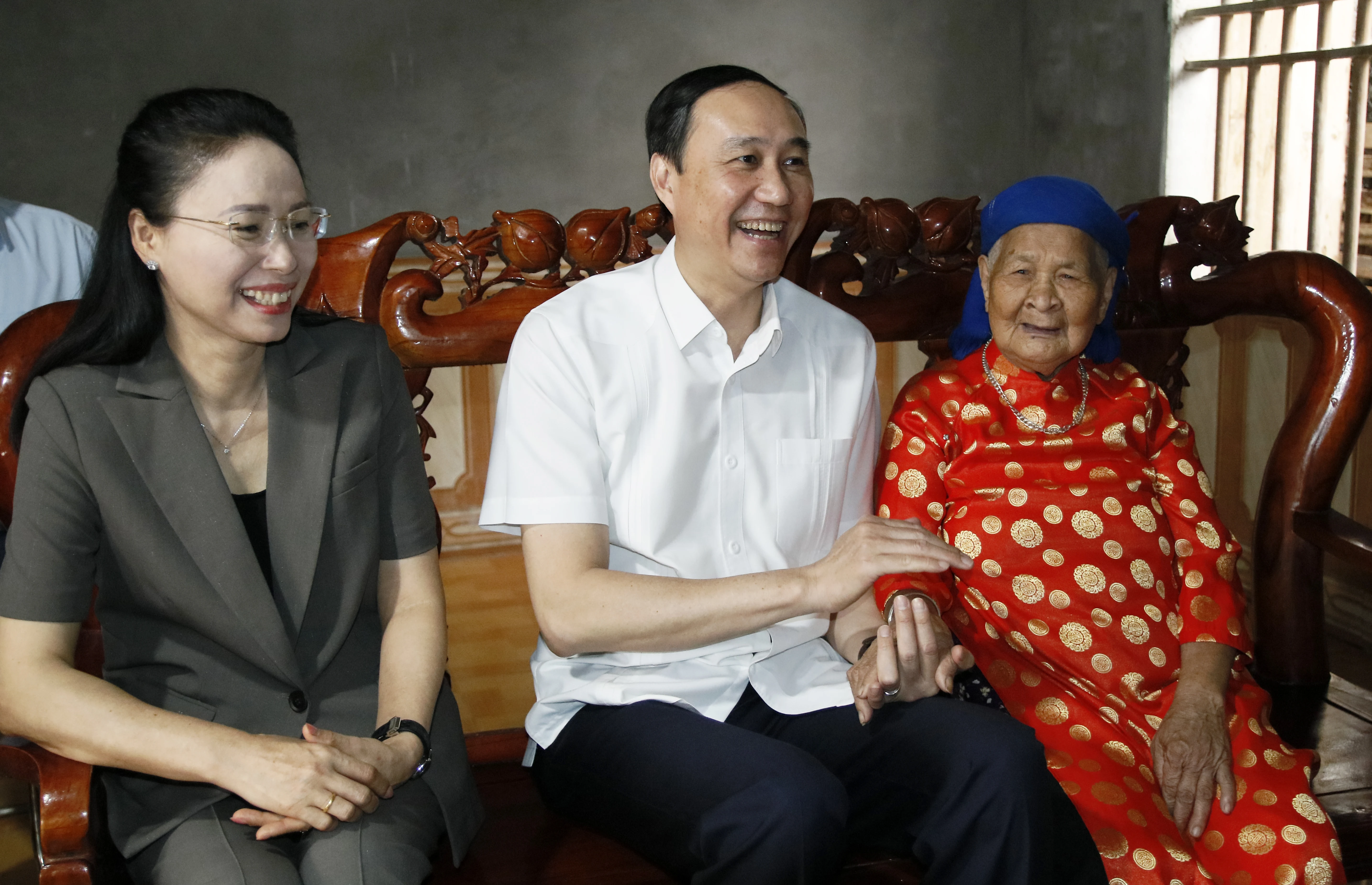 The Standing Deputy Secretary of the Povincial Party Committee presents gifts to people with meritorious services and relatives of martyrs