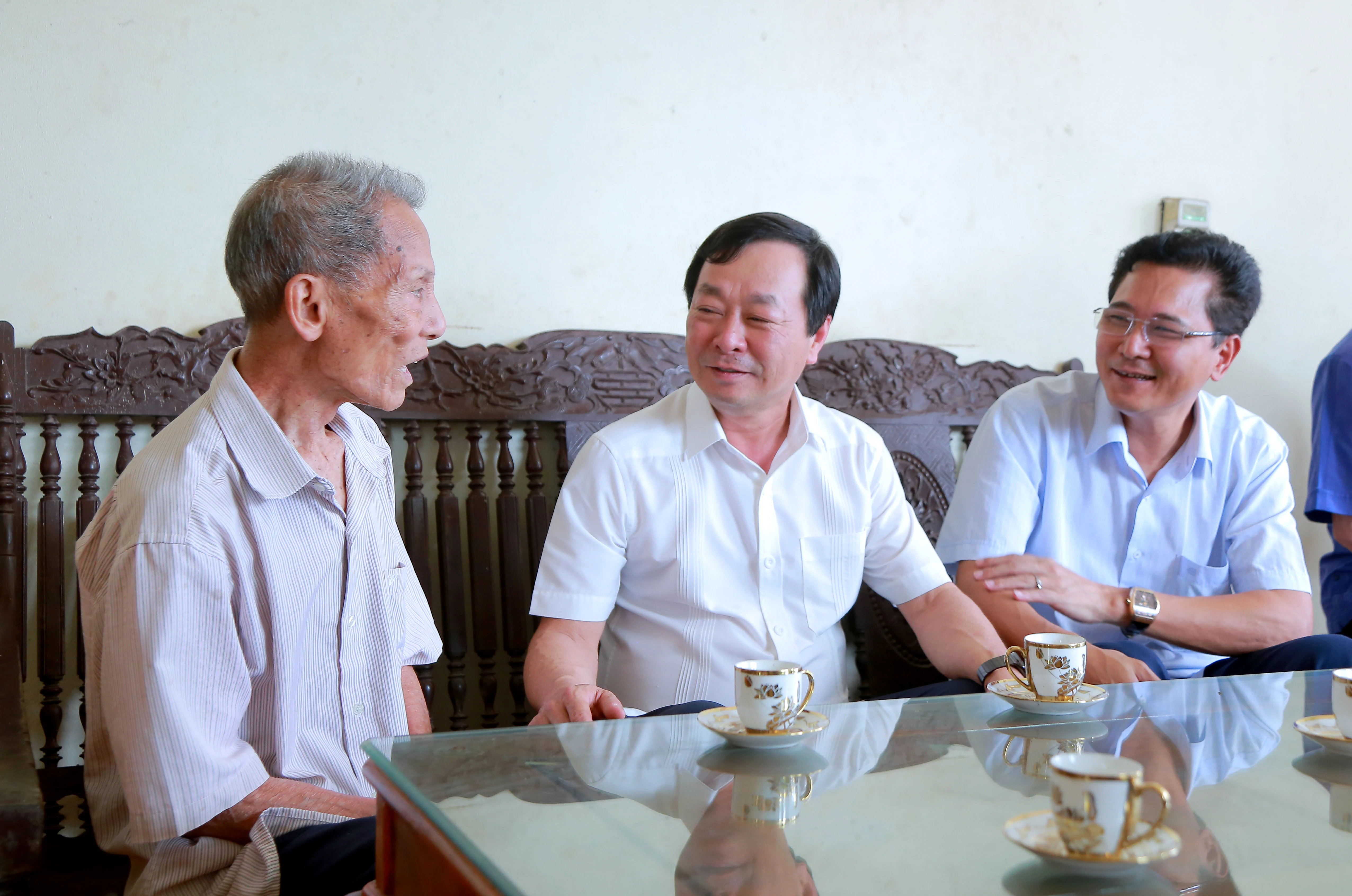 The chairman of the Provincial People’s Committee visits and presents gifts to war invalids, people with meritorious services, and their families