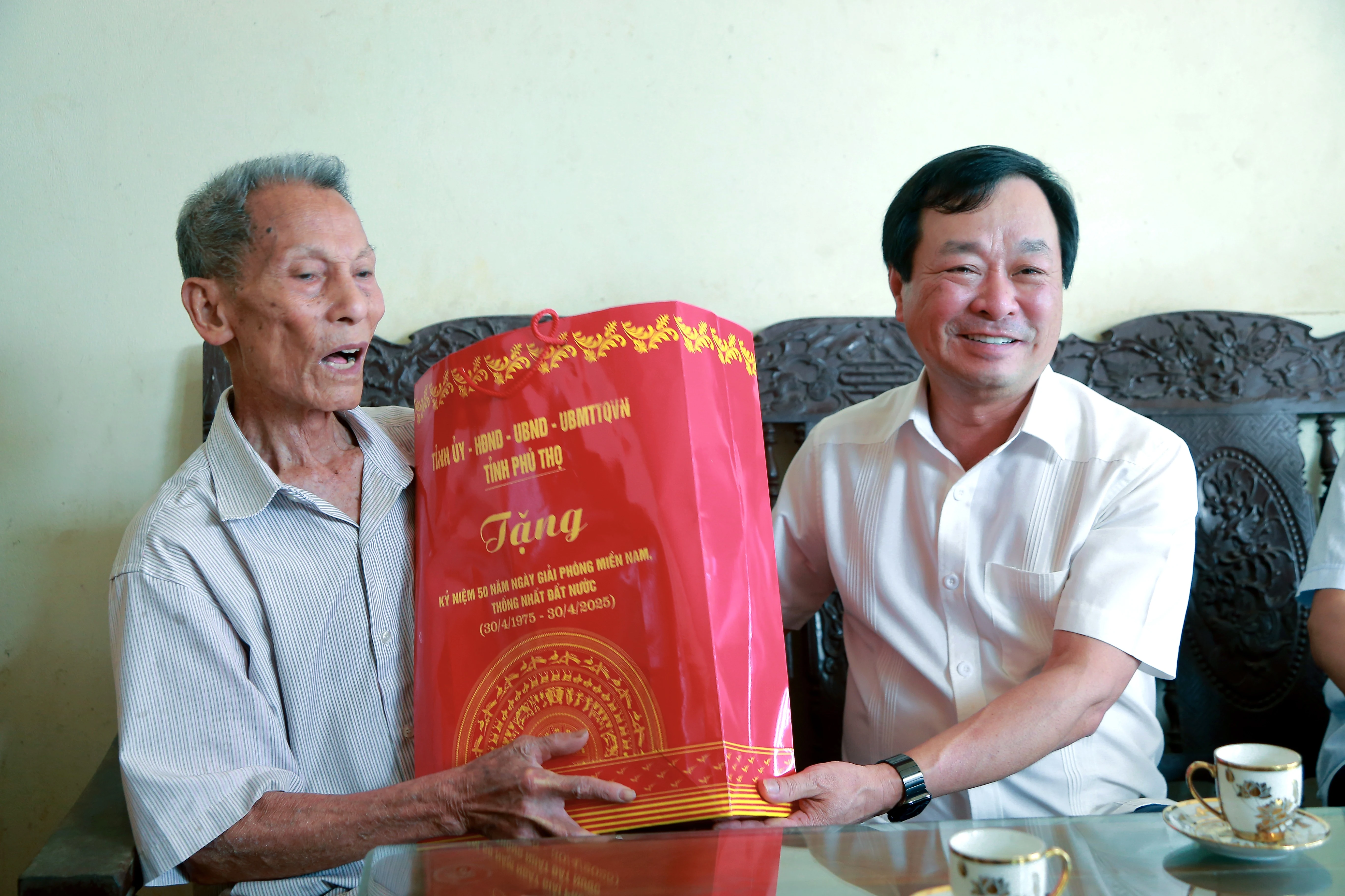 The chairman of the Provincial People’s Committee visits and presents gifts to war invalids, people with meritorious services, and their families