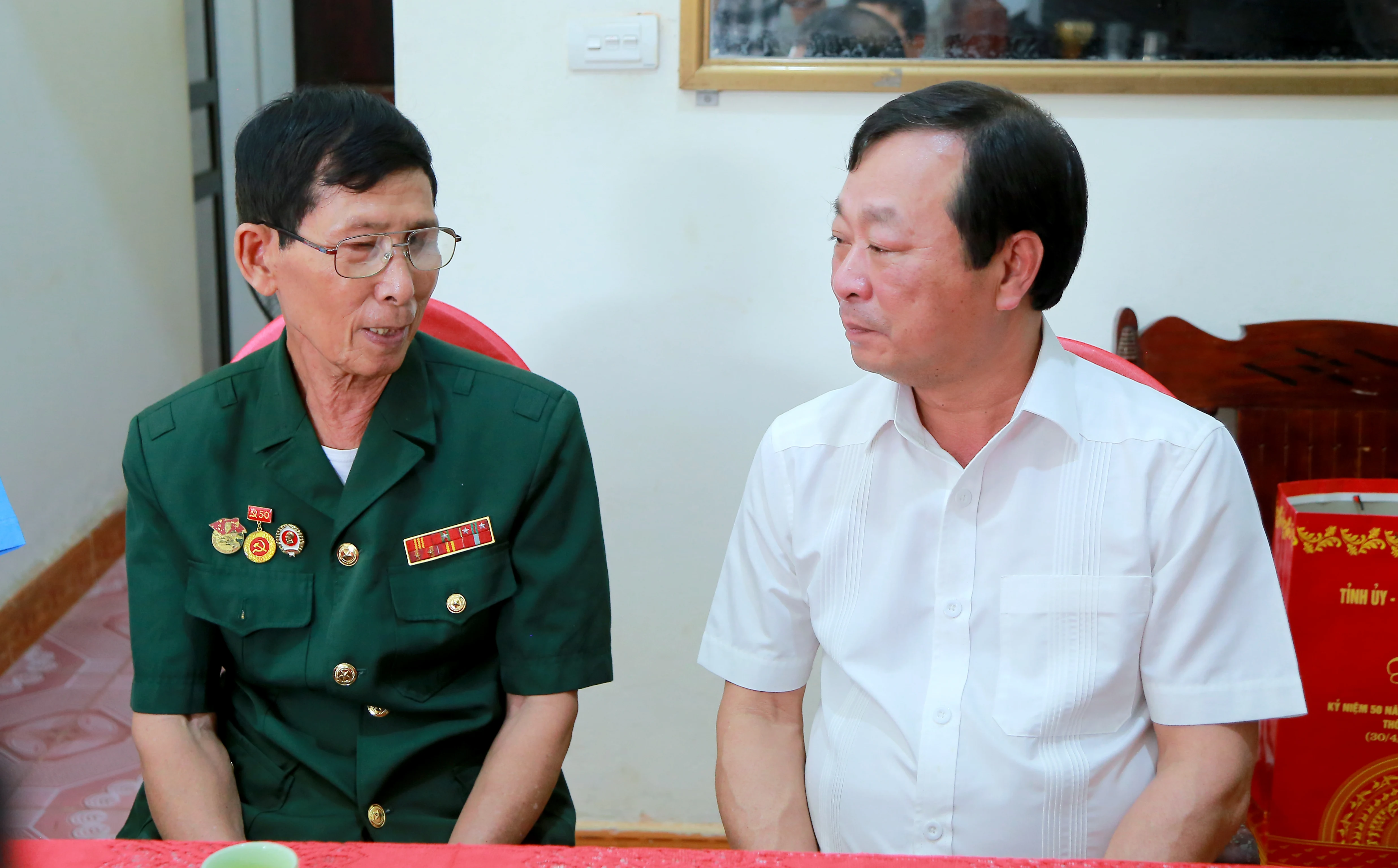 The chairman of the Provincial People’s Committee visits and presents gifts to war invalids, people with meritorious services, and their families