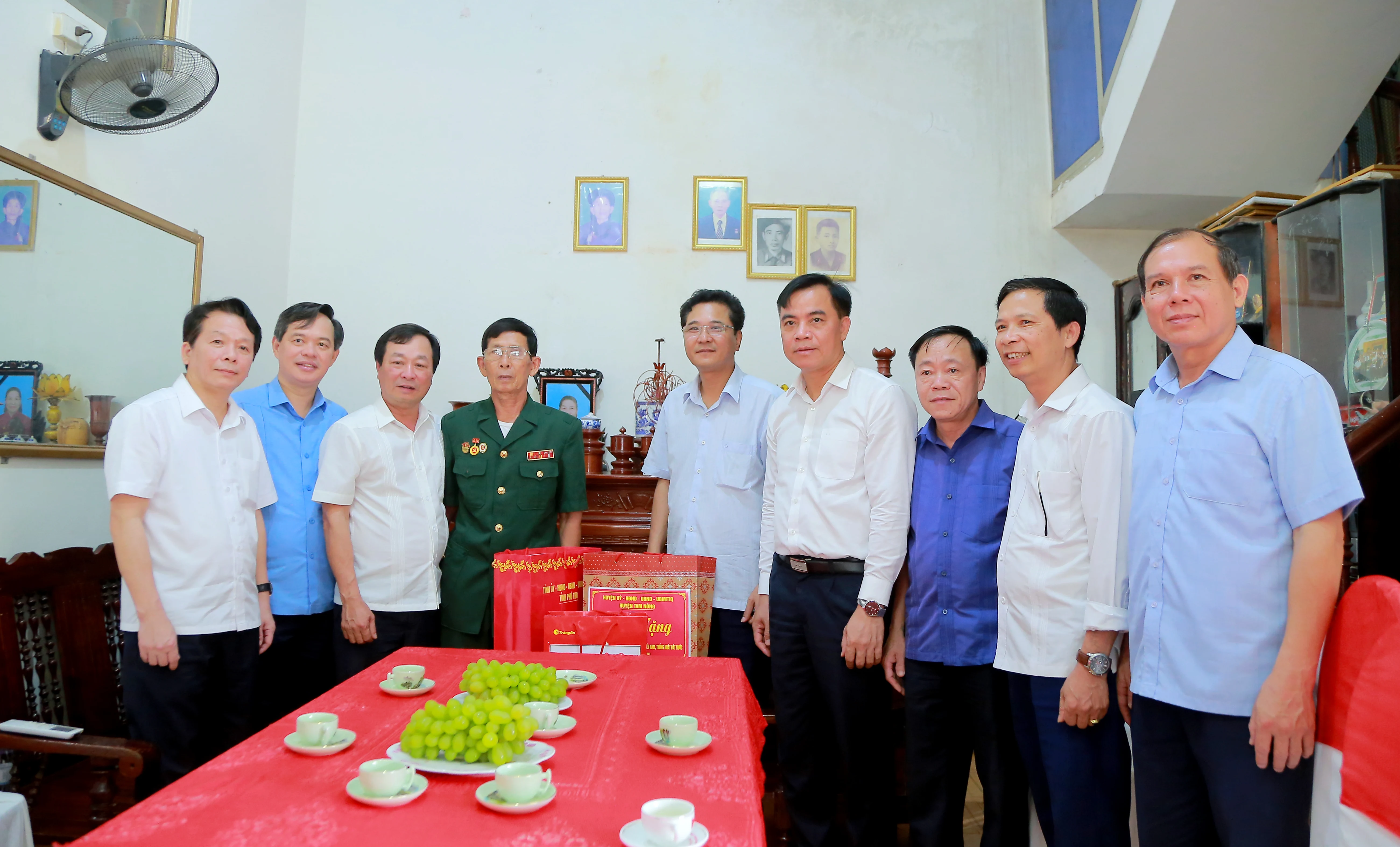 The chairman of the Provincial People’s Committee visits and presents gifts to war invalids, people with meritorious services, and their families