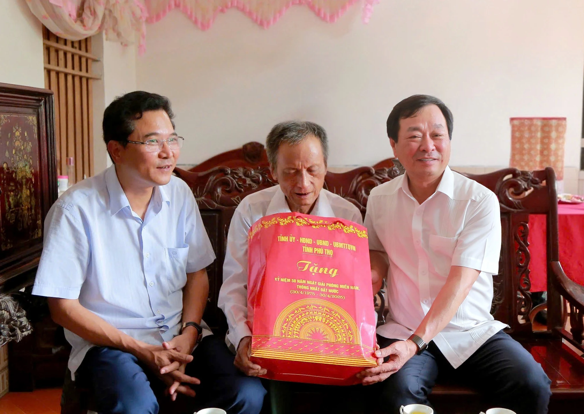 The chairman of the Provincial People’s Committee visits and presents gifts to war invalids, people with meritorious services, and their families