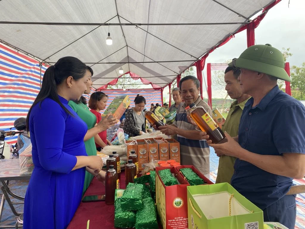 Phiên chợ quảng bá, xúc tiến thương mại, kết nối cung cầu sản phẩm OCOP và nông sản an toàn