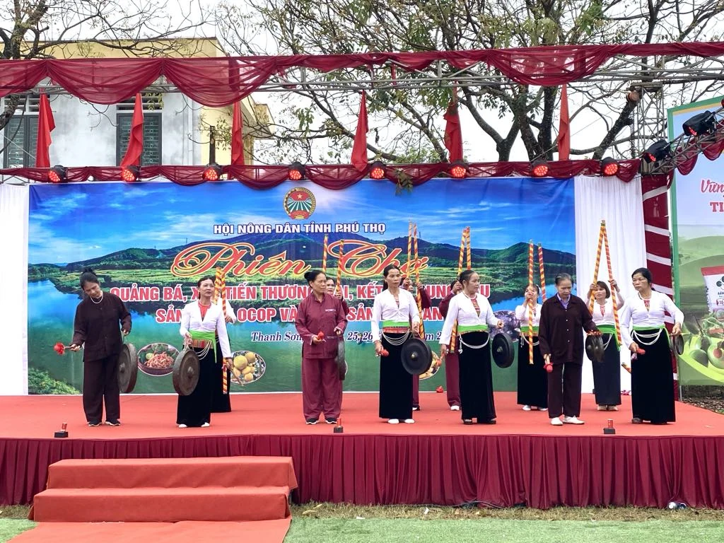 Phiên chợ quảng bá, xúc tiến thương mại, kết nối cung cầu sản phẩm OCOP và nông sản an toàn