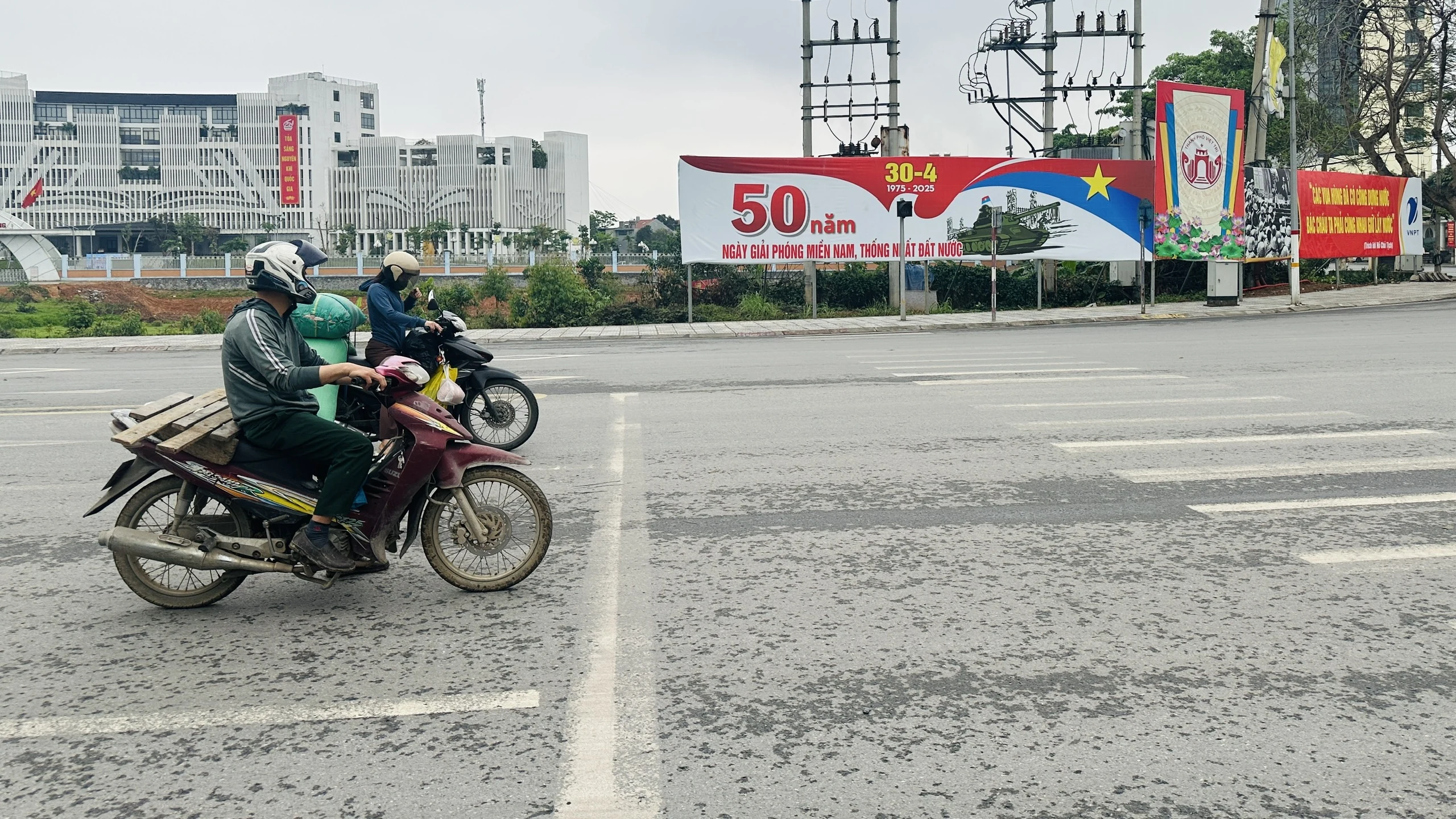 Tuyên truyền cổ động chào mừng kỷ niệm 50 năm Ngày thống nhất đất nước