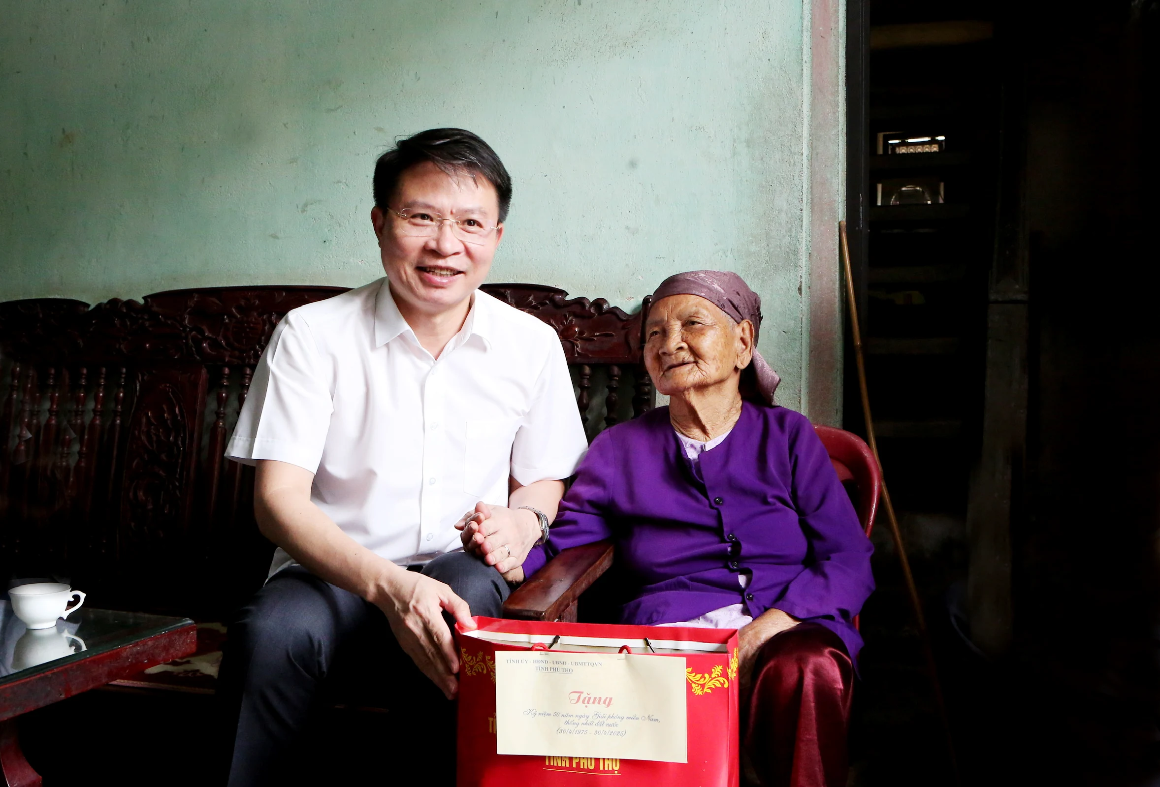 Tặng quà người có công và gia đình chính sách tại huyện Phù Ninh