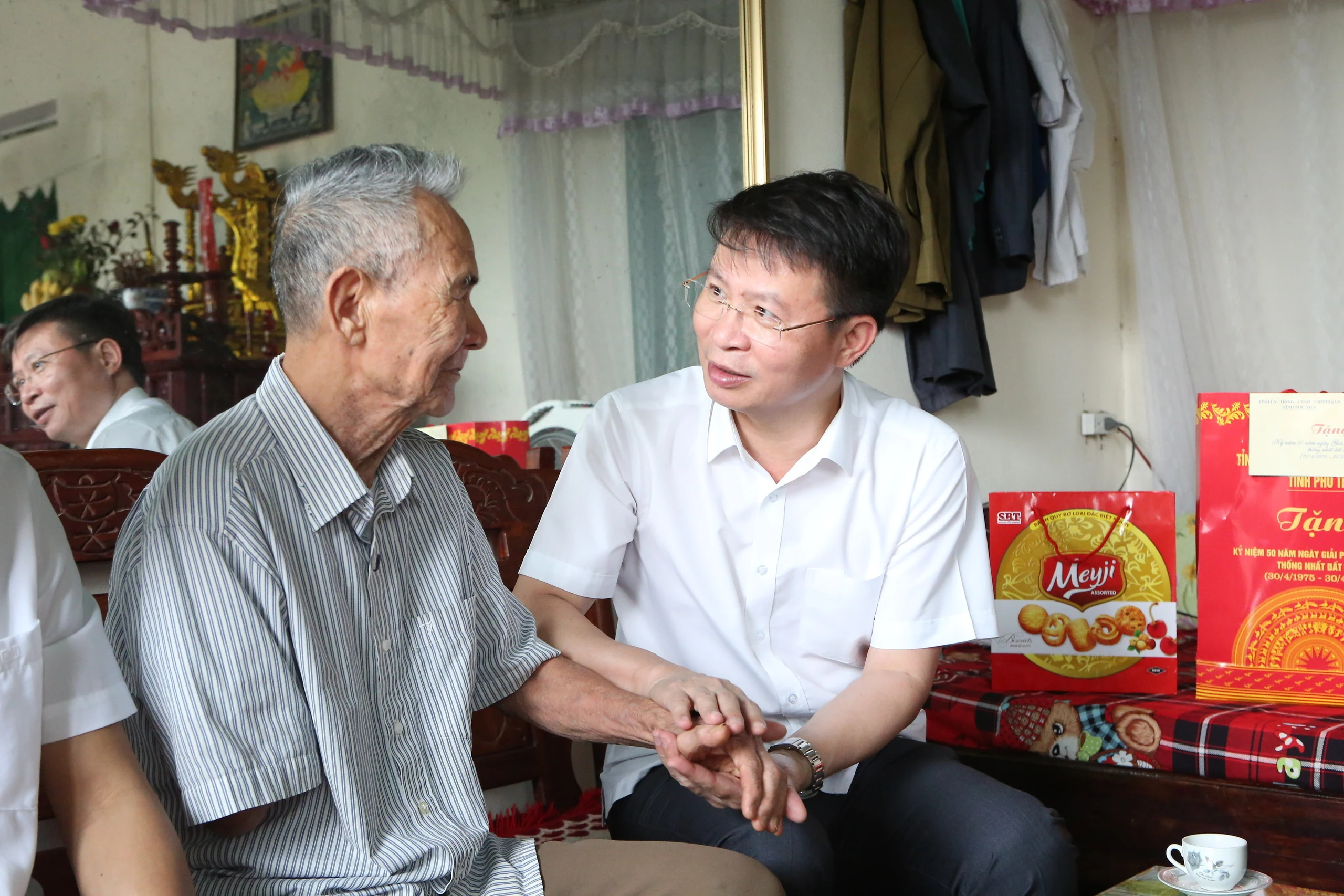 Tặng quà người có công và gia đình chính sách tại huyện Phù Ninh