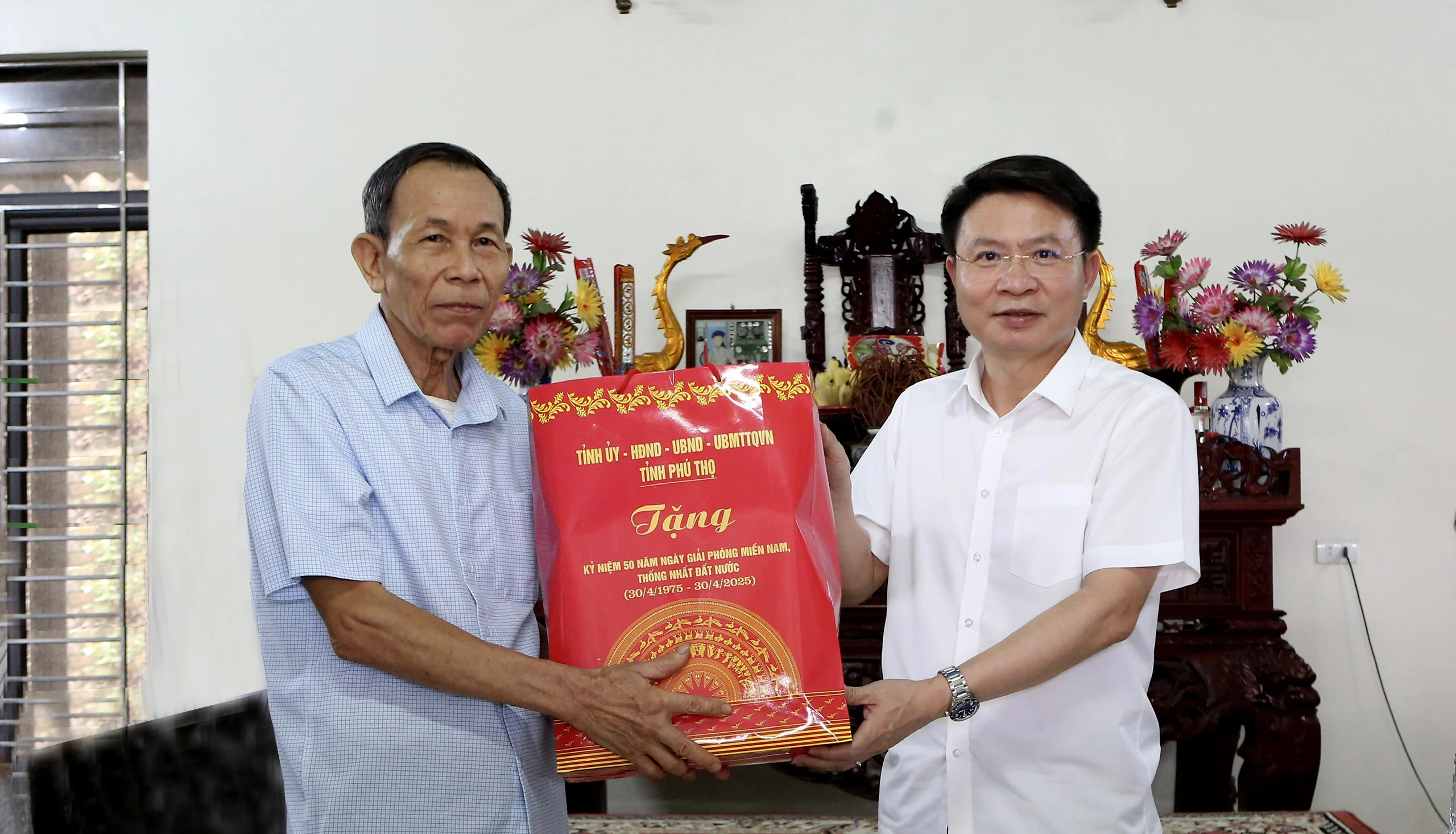 Tặng quà người có công và gia đình chính sách tại huyện Phù Ninh