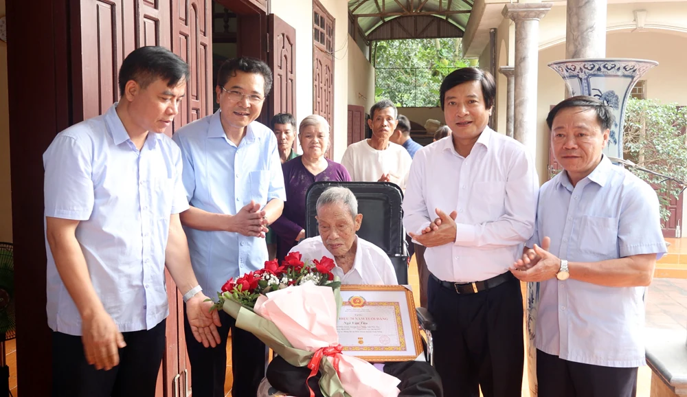 Trao Huy hiệu 70 năm tuổi Đảng tại huyện Tam Nông