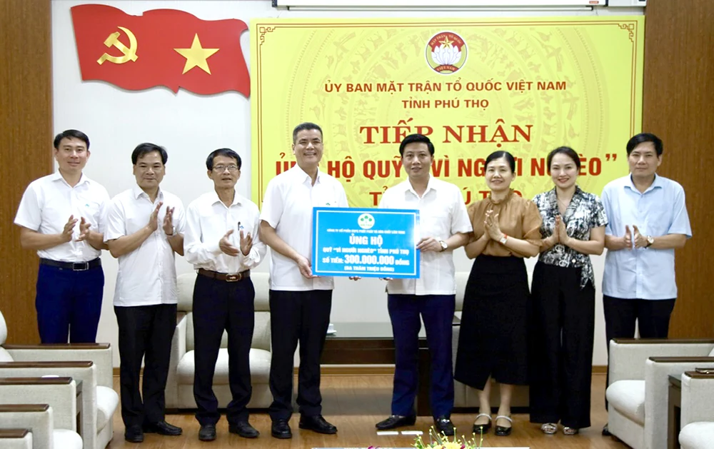 Công ty CP Supe Phốt phát và Hoá chất Lâm Thao: Ủng hộ 300 triệu đồng vào quỹ “Vì người nghèo” tỉnh