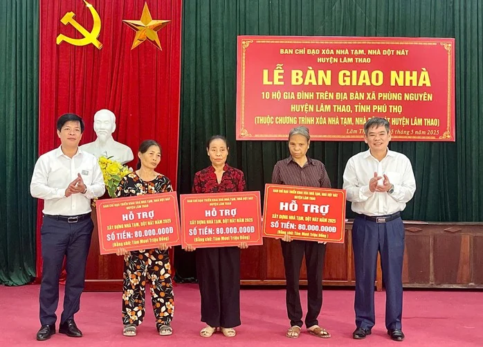 10 hộ gia đình xã Phùng Nguyên được bàn giao nhà ở và kinh phí hỗ trợ sửa chữa