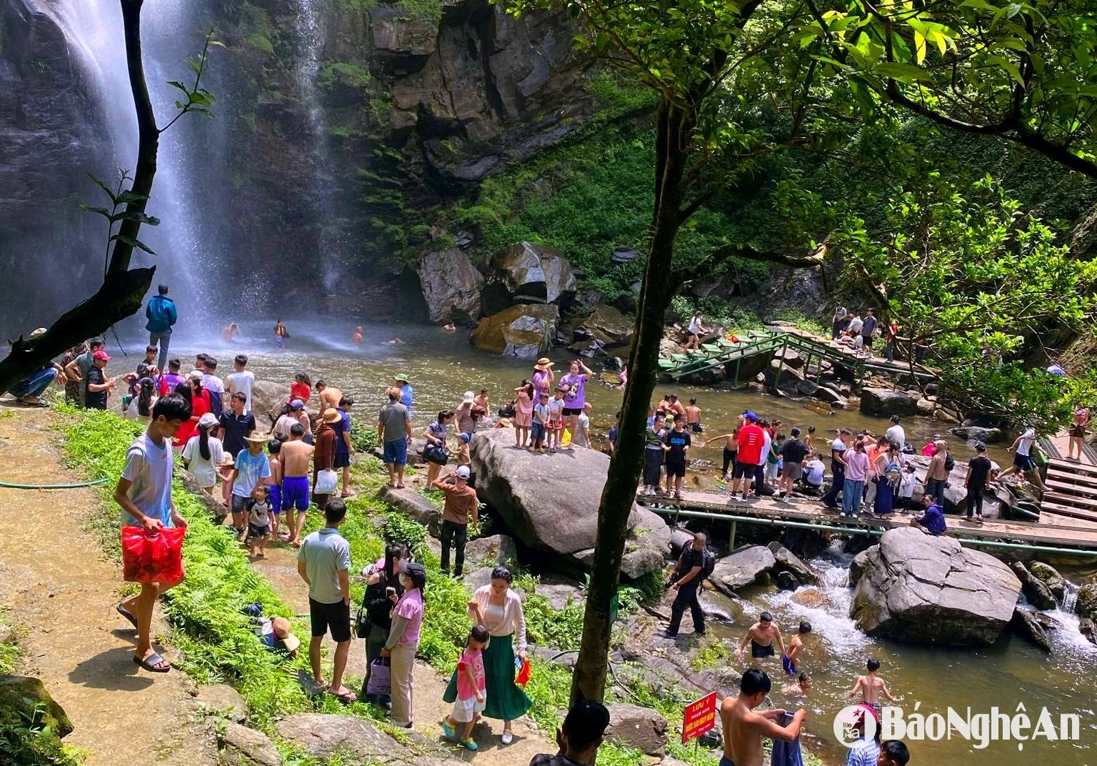 Vẻ đẹp hoang sơ của thác Khe Kèm