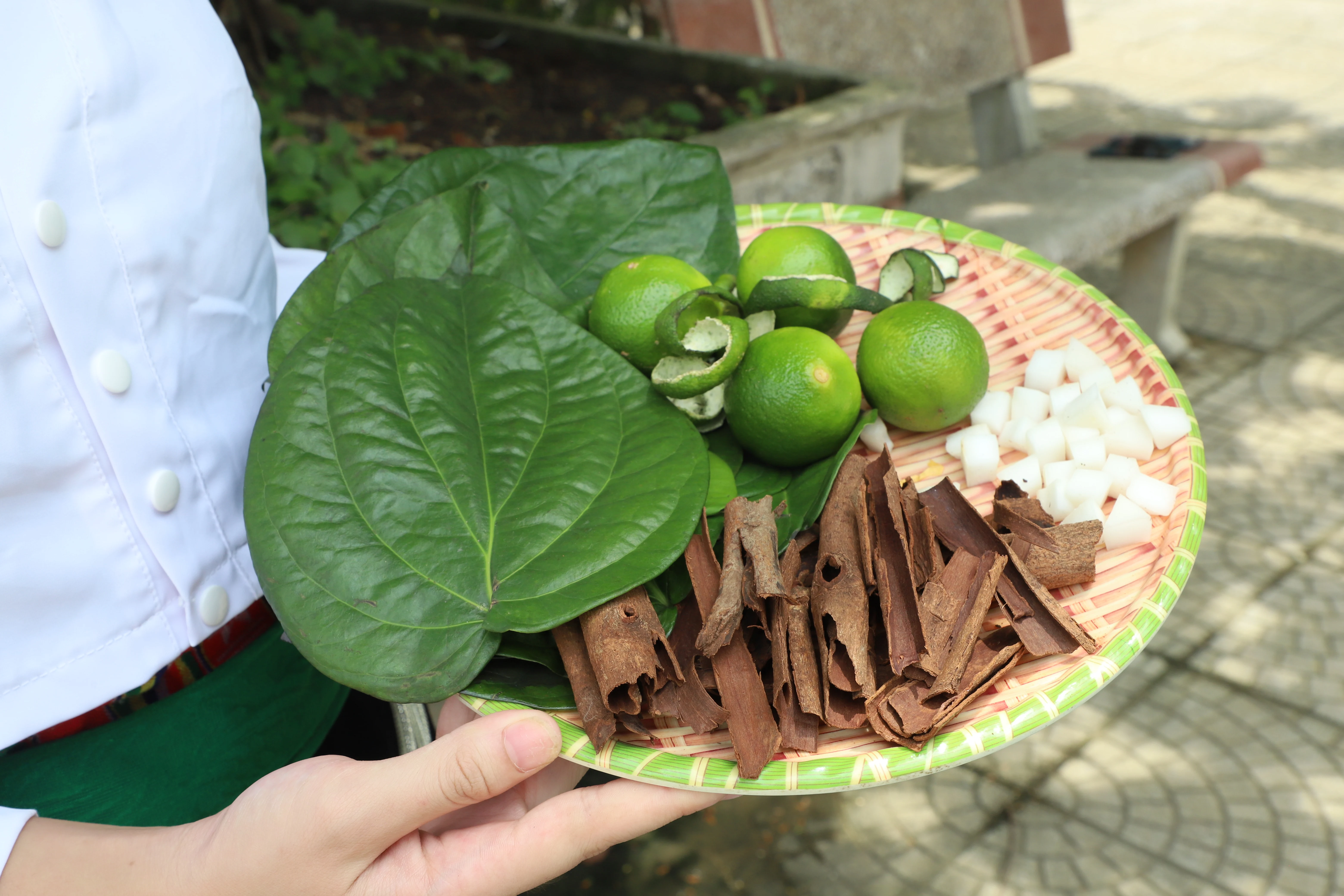 Muong female students turn homegrown plants into award-winning creative project