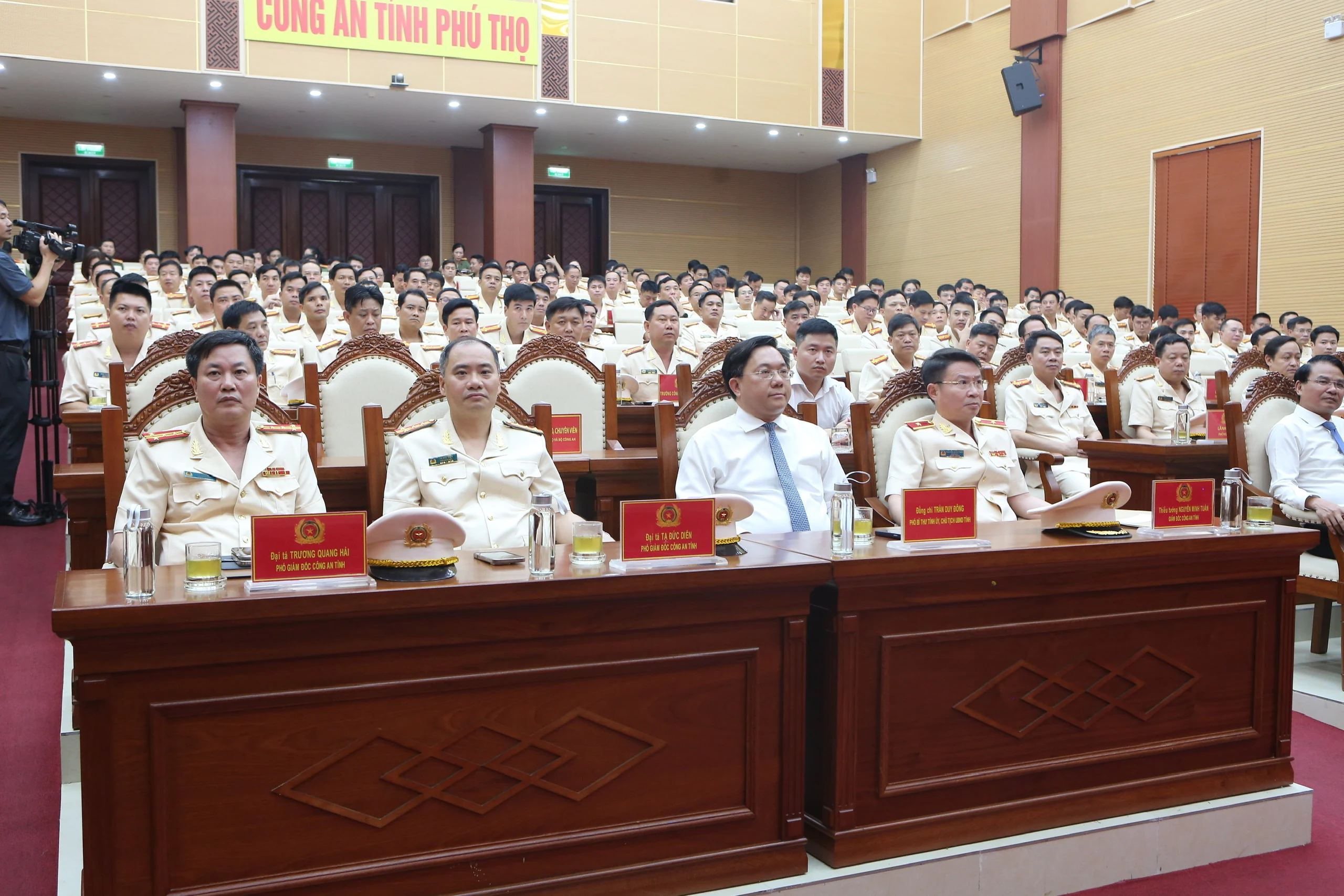 Công bố quyết định của Bộ trưởng Bộ Công an và Giám đốc Công an tỉnh về công tác tổ chức, cán bộ