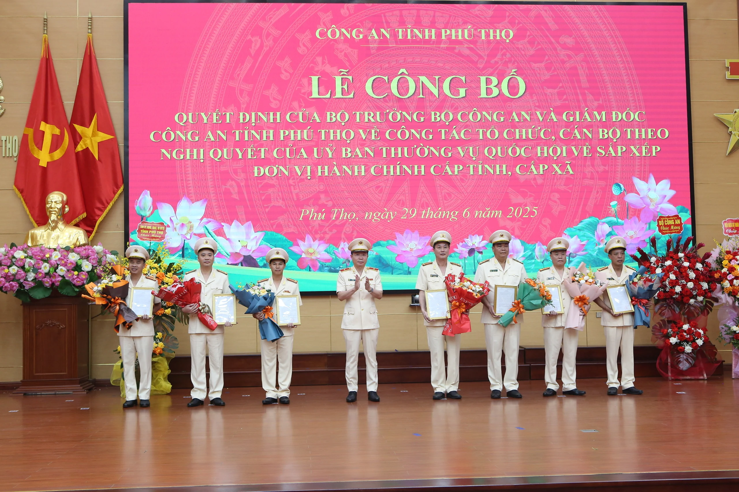 Công bố quyết định của Bộ trưởng Bộ Công an và Giám đốc Công an tỉnh về công tác tổ chức, cán bộ