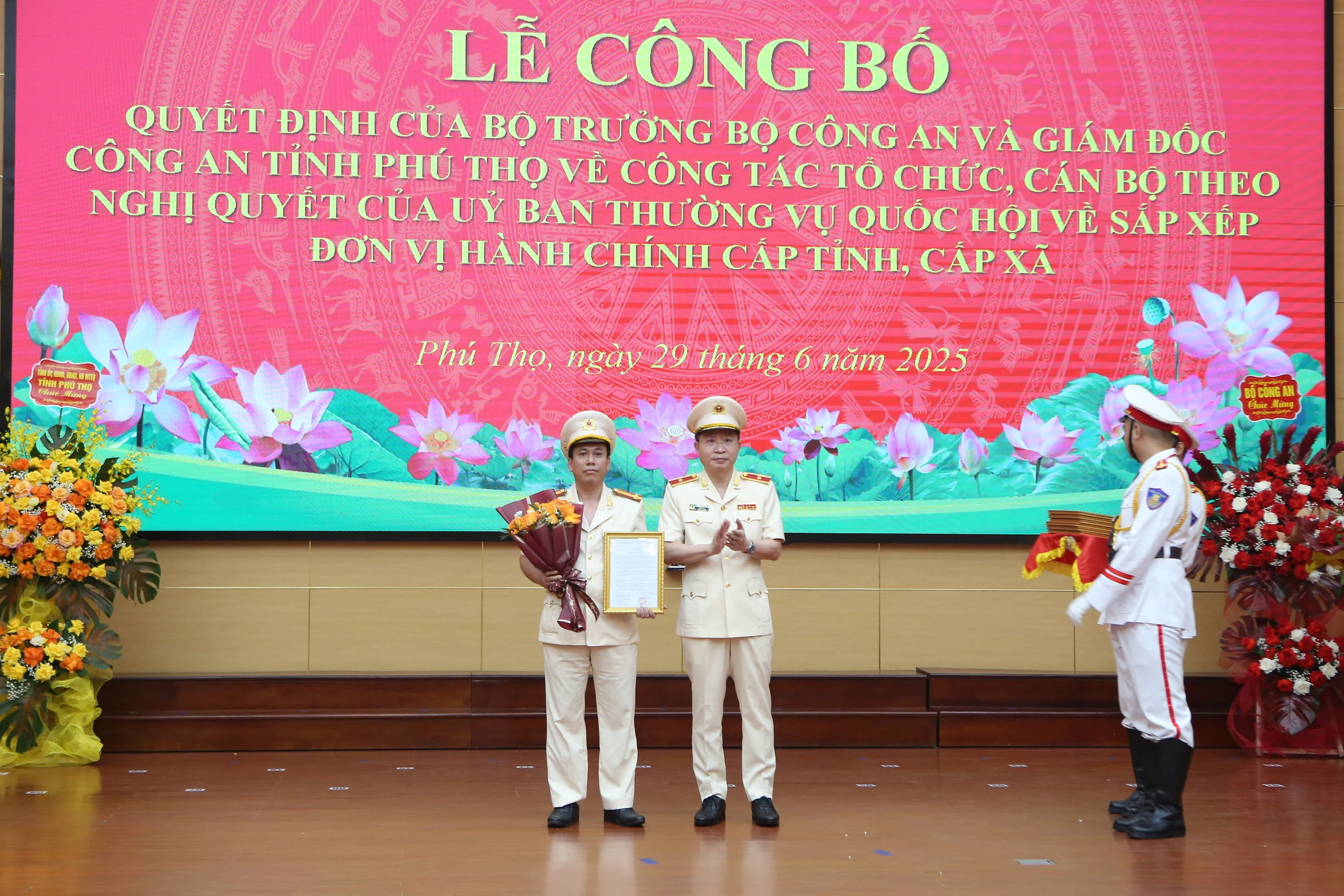 Công bố quyết định của Bộ trưởng Bộ Công an và Giám đốc Công an tỉnh về công tác tổ chức, cán bộ