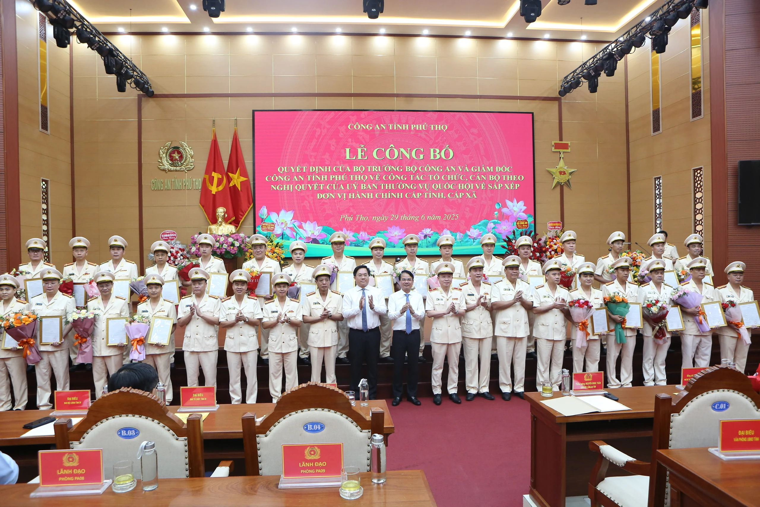 Công bố quyết định của Bộ trưởng Bộ Công an và Giám đốc Công an tỉnh về công tác tổ chức, cán bộ