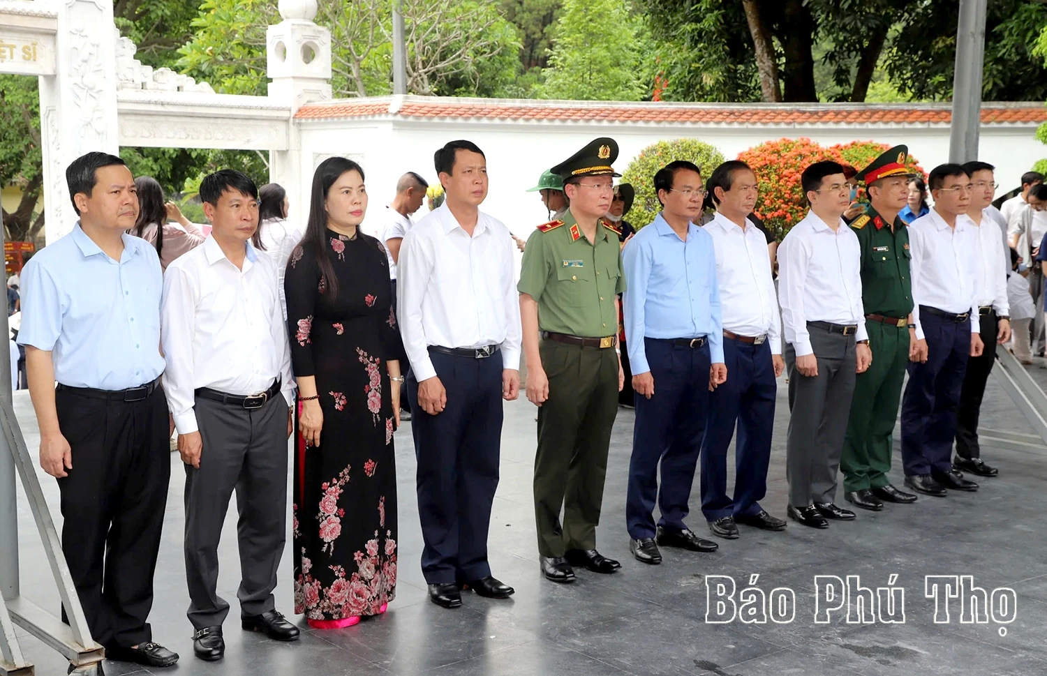 Secretary of the Phu Tho Provincial Party Committee and delegation pay tribute to heroic martyrs in Ha Tinh and Quang Tri