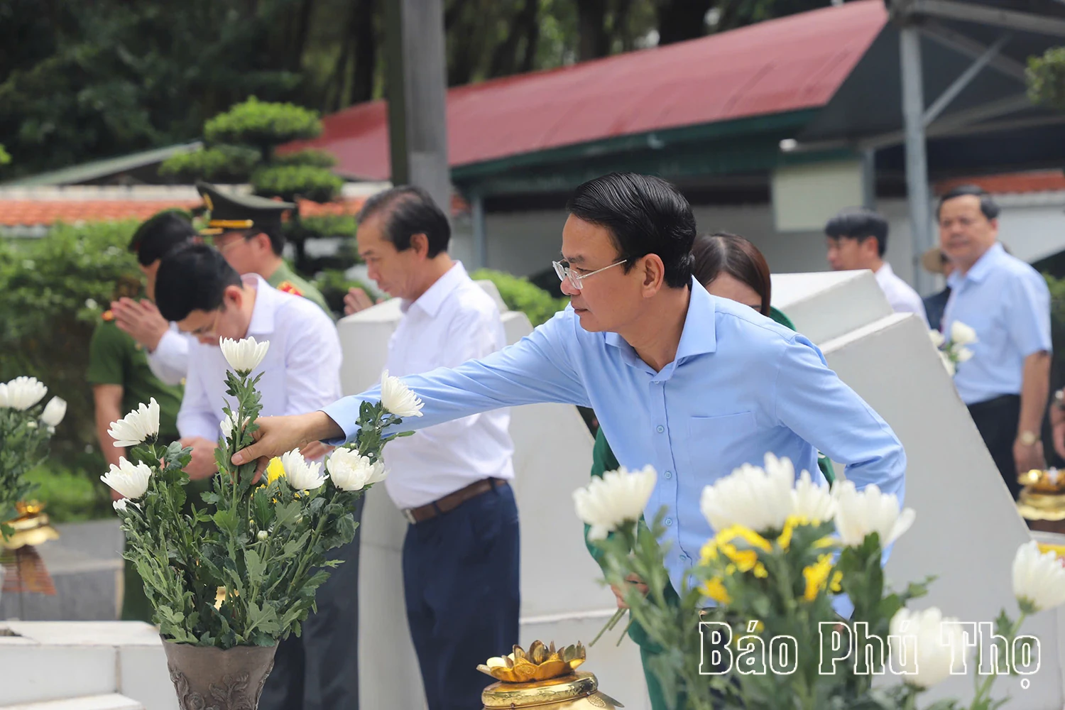 Secretary of the Phu Tho Provincial Party Committee and delegation pay tribute to heroic martyrs in Ha Tinh and Quang Tri