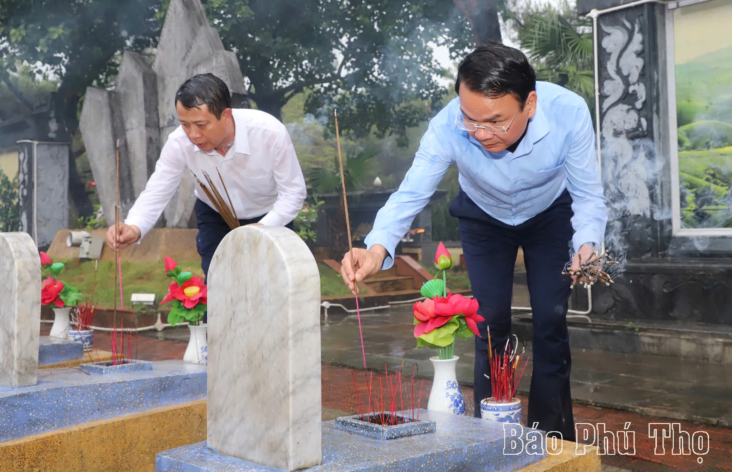 Secretary of the Phu Tho Provincial Party Committee and delegation pay tribute to heroic martyrs in Ha Tinh and Quang Tri