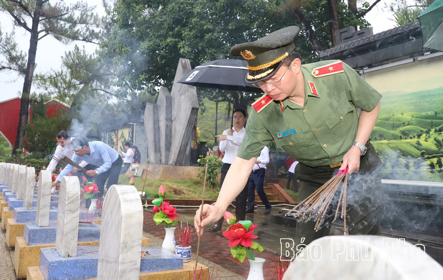 Secretary of the Phu Tho Provincial Party Committee and delegation pay tribute to heroic martyrs in Ha Tinh and Quang Tri