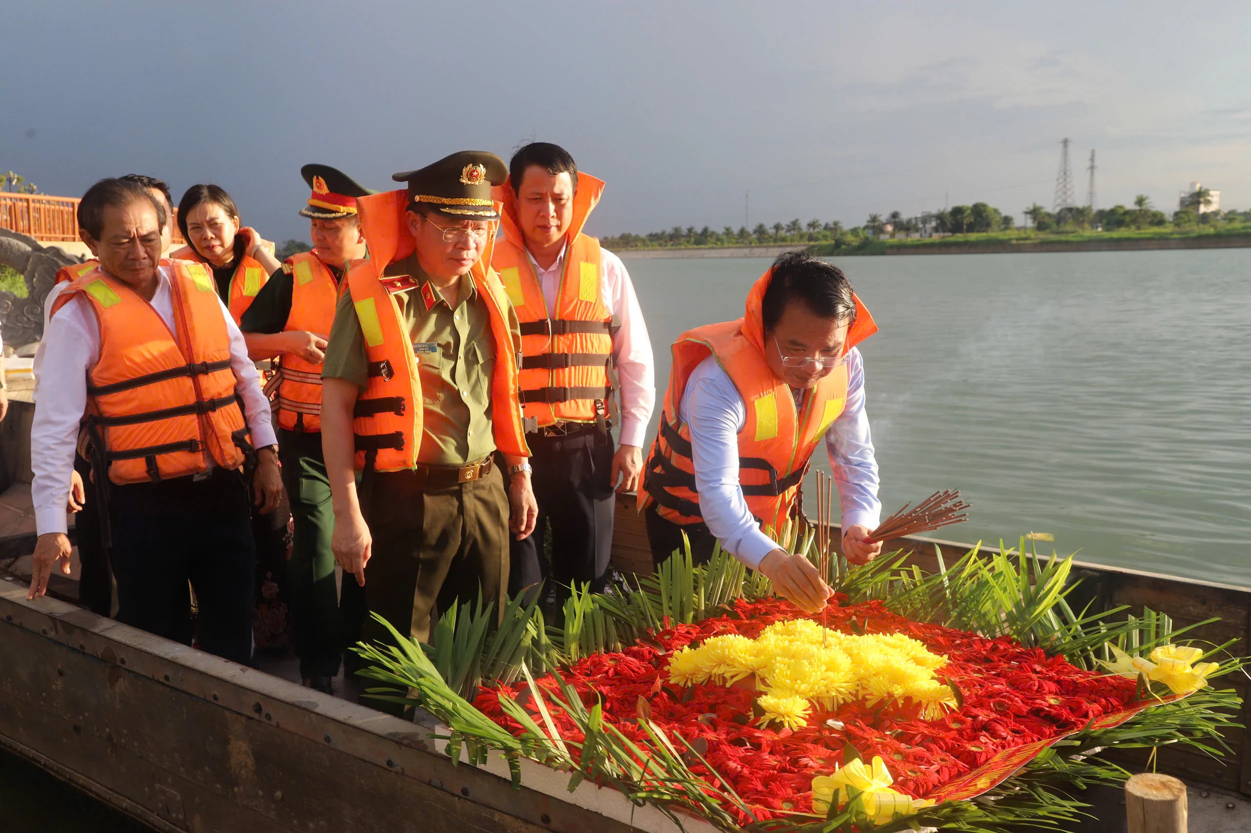 Secretary of the Phu Tho Provincial Party Committee and delegation pay tribute to heroic martyrs in Ha Tinh and Quang Tri