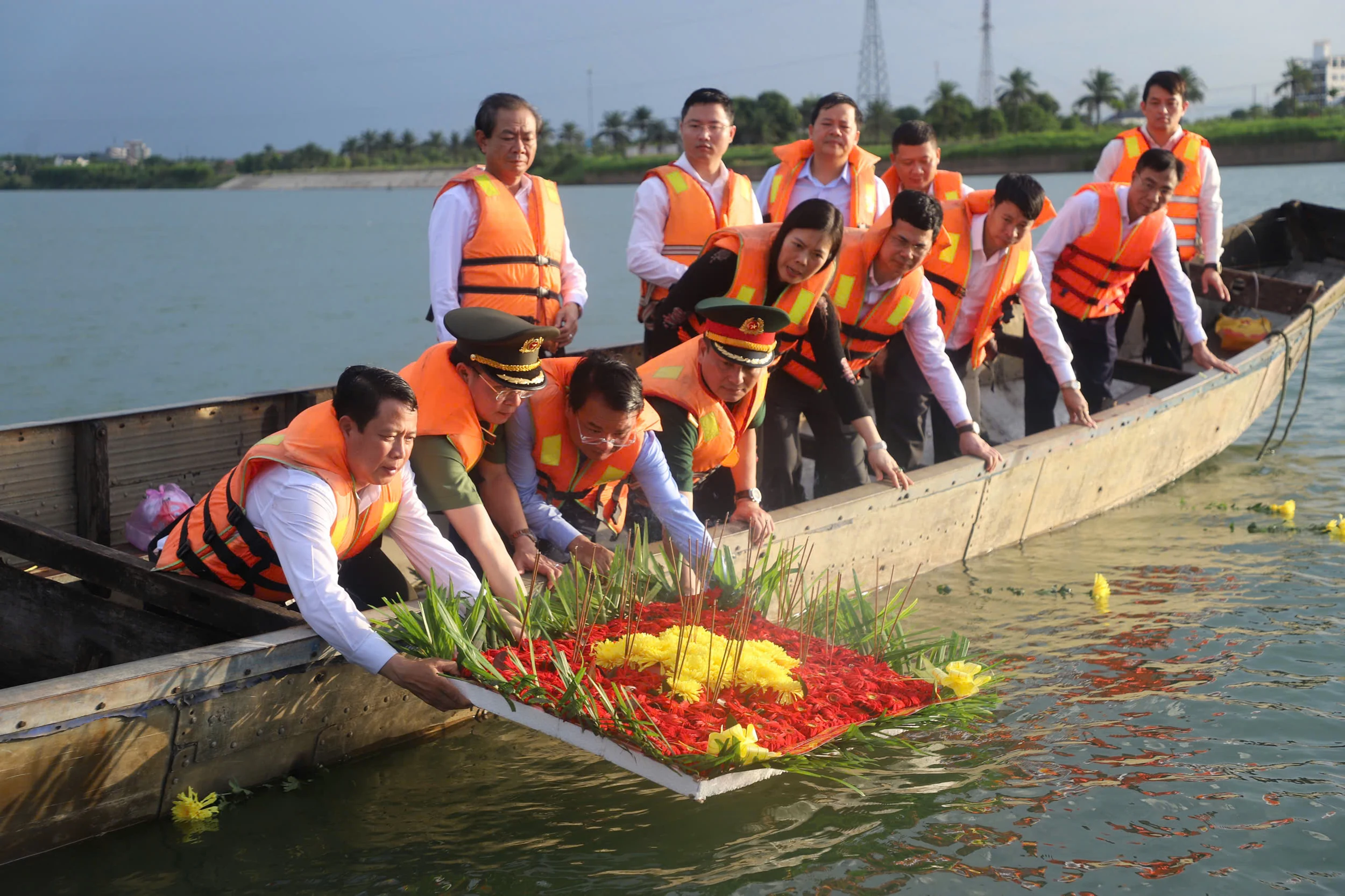 Secretary of the Phu Tho Provincial Party Committee and delegation pay tribute to heroic martyrs in Ha Tinh and Quang Tri